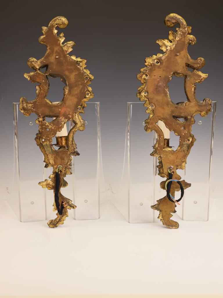 Francese Grande coppia di antiche applique rococò in legno dorato (inizio XX secolo) in vendita