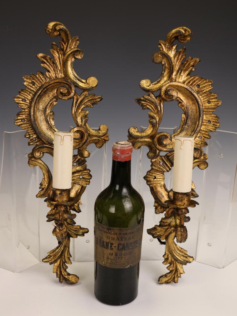 Grande coppia di antiche applique rococò in legno dorato (inizio XX secolo) In condizioni buone in vendita a Lincoln, GB