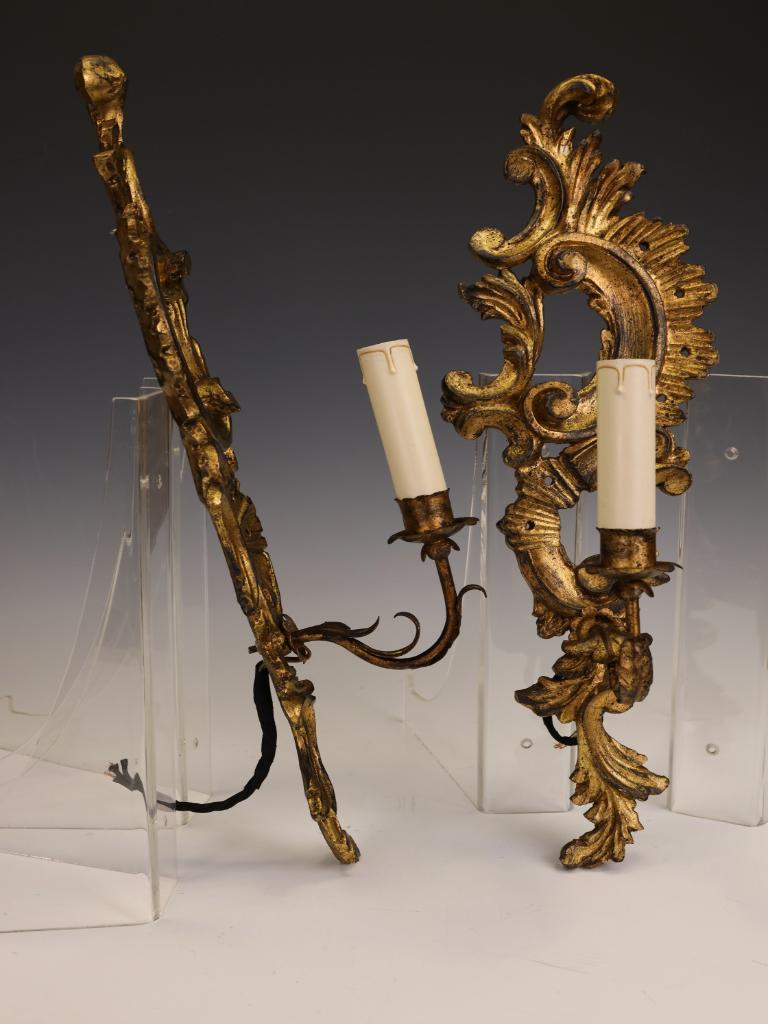 Legno dorato Grande coppia di antiche applique rococò in legno dorato (inizio XX secolo) in vendita
