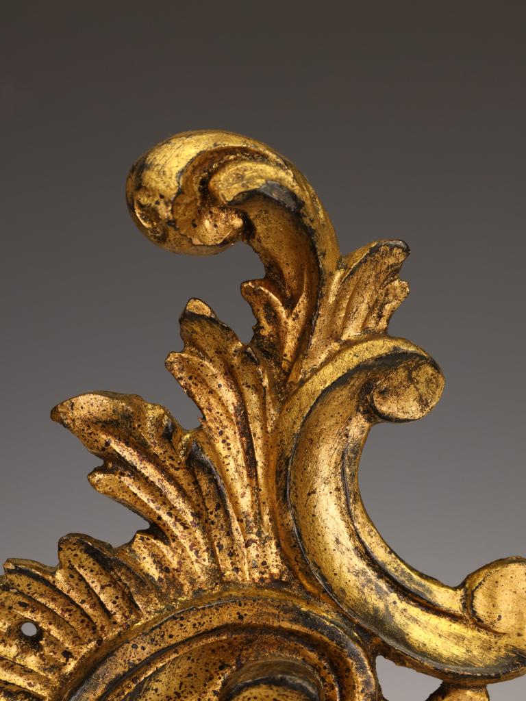 Grande coppia di antiche applique rococò in legno dorato (inizio XX secolo) in vendita 1