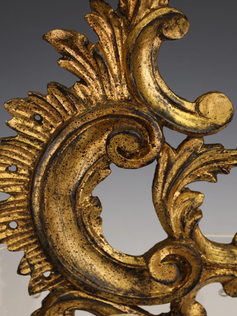 Grande coppia di antiche applique rococò in legno dorato (inizio XX secolo) in vendita 2