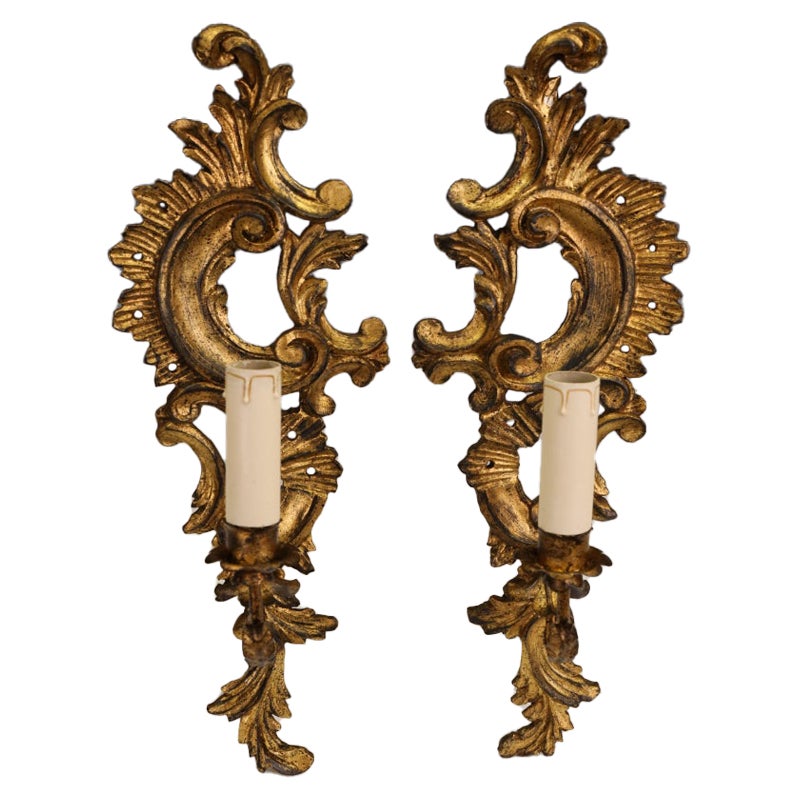 Gran pareja de antiguos apliques rococó de madera dorada (principios del siglo XX)