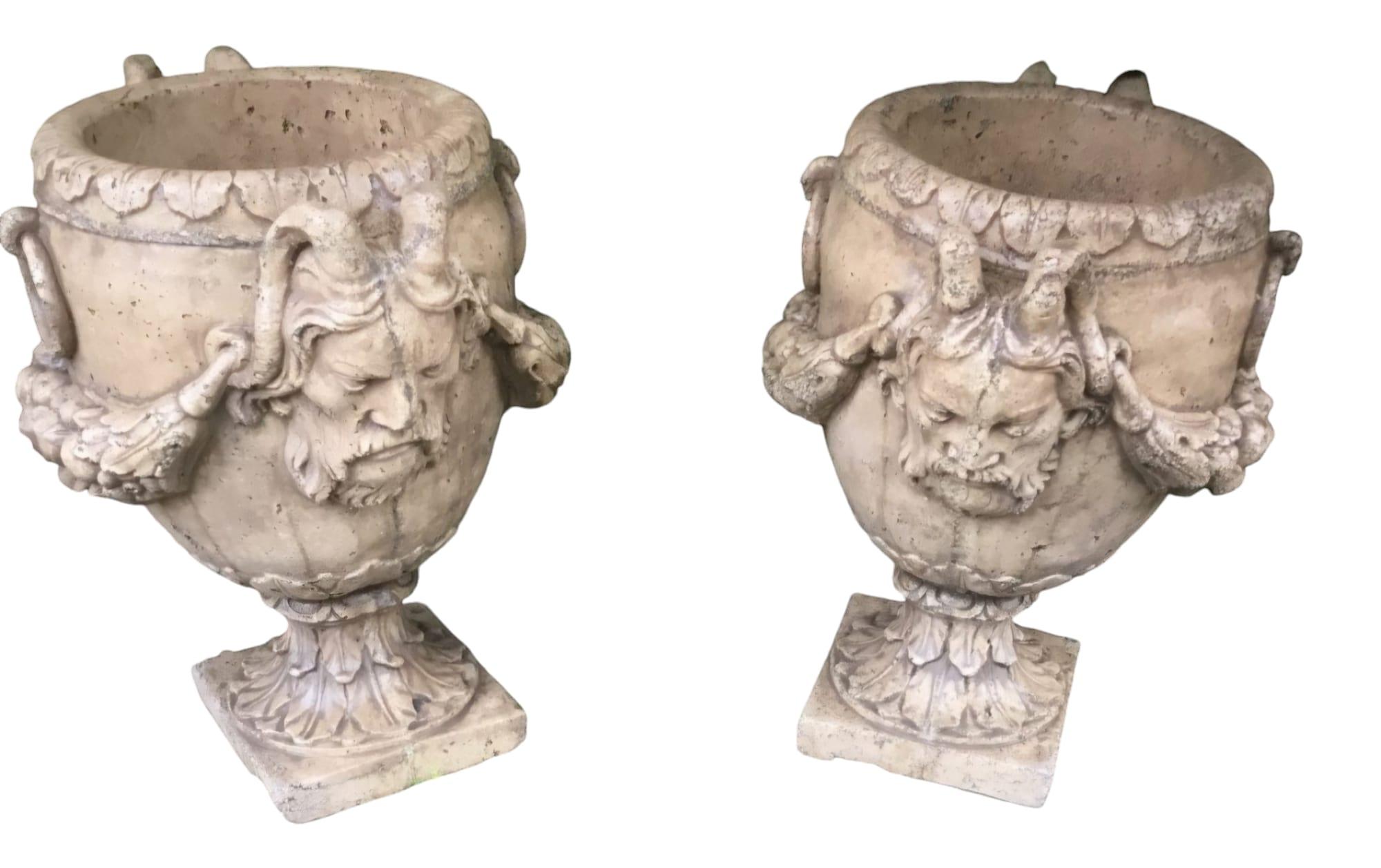 Gran pareja de jarrones de piedra para jardín mediados del siglo XX en venta