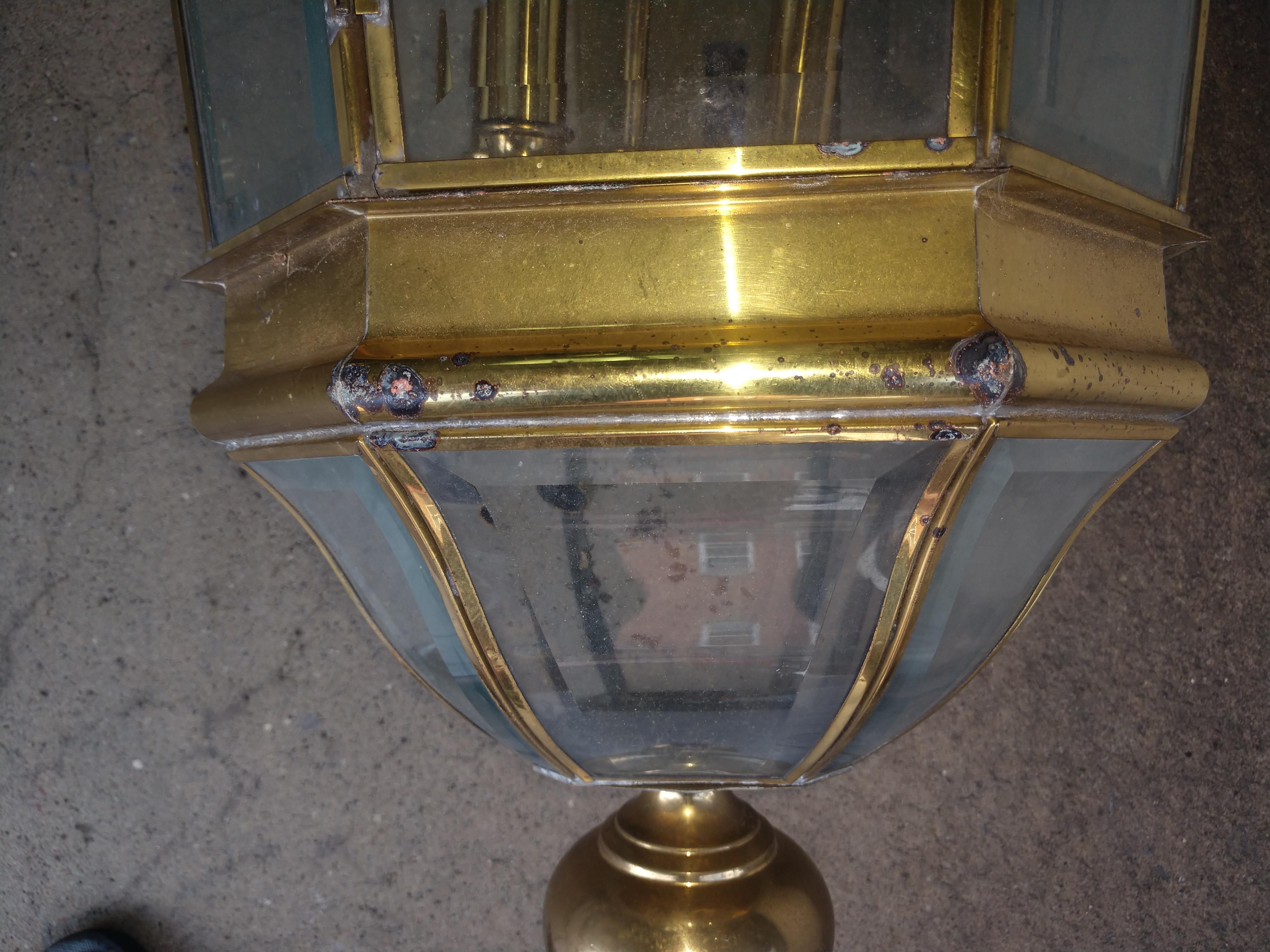 Laiton Grande paire de grandes lampes en laiton avec chariot en verre biseauté en vente