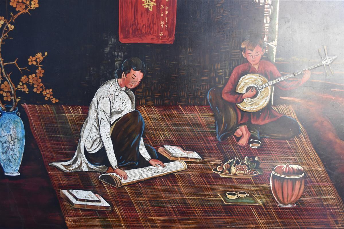 Große Tafel Hanoi Lack und Eierschale von Than Lay (?) Nummeriert und datiert 1964 junge Musiker. Größe: 122 cm x 61 cm.