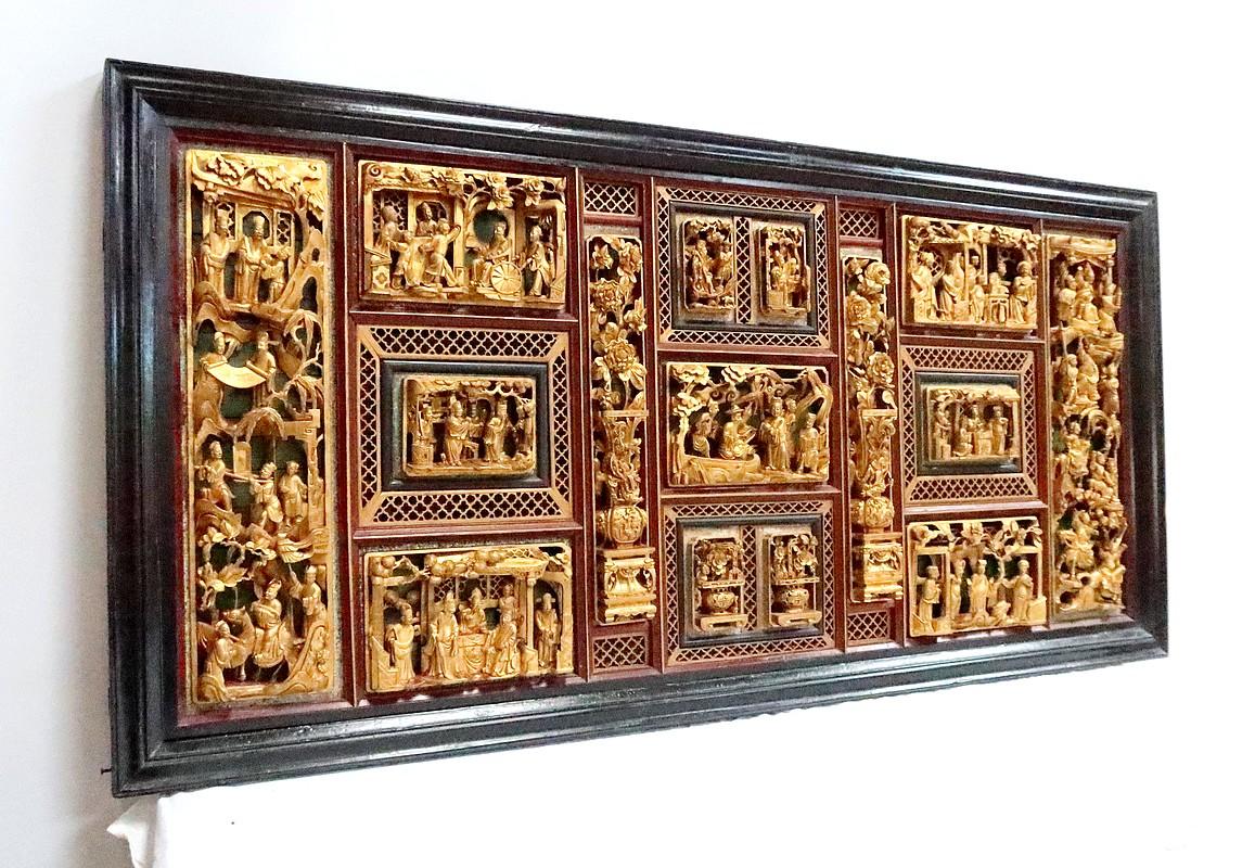 Grande pannello rettangolare in legno laccato oro, bordeaux e nero.
Le sue numerose decorazioni asiatiche raffigurano figure in abiti tradizionali, che combattono o sono impegnate in attività quotidiane, in mezzo a giardini alberati.
Queste scene