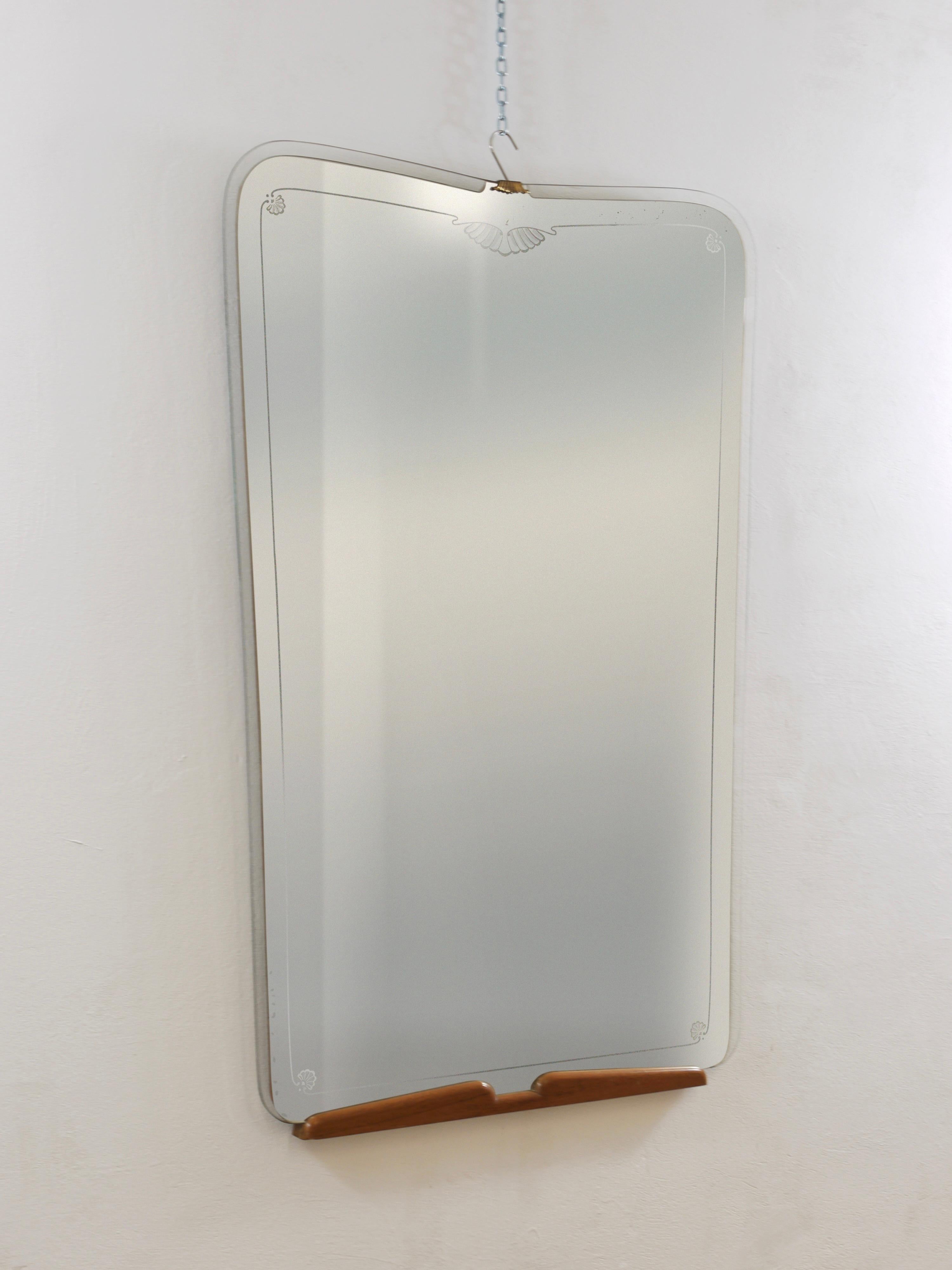 Specchio da parete in ciliegio e ottone Paolo Buffa, Italia, metà del secolo scorso, 1940 ca. In condizioni buone in vendita a Vienna, AT