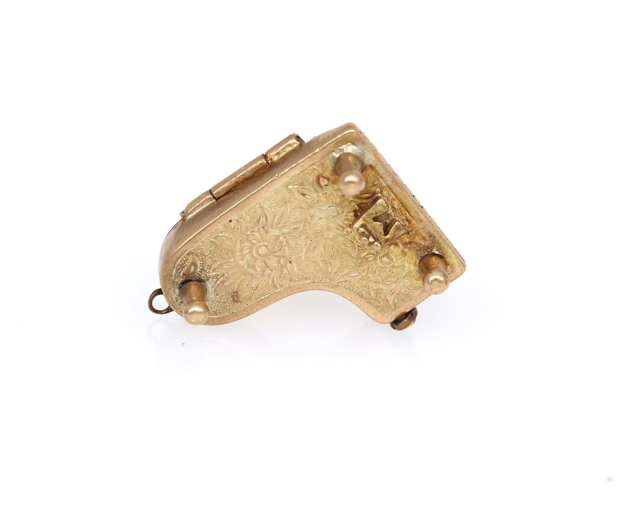 Victorian Grand Piano Charm 9K Gold British Bracelet, 1900 In Fair Condition In Herzelia, Tel Aviv