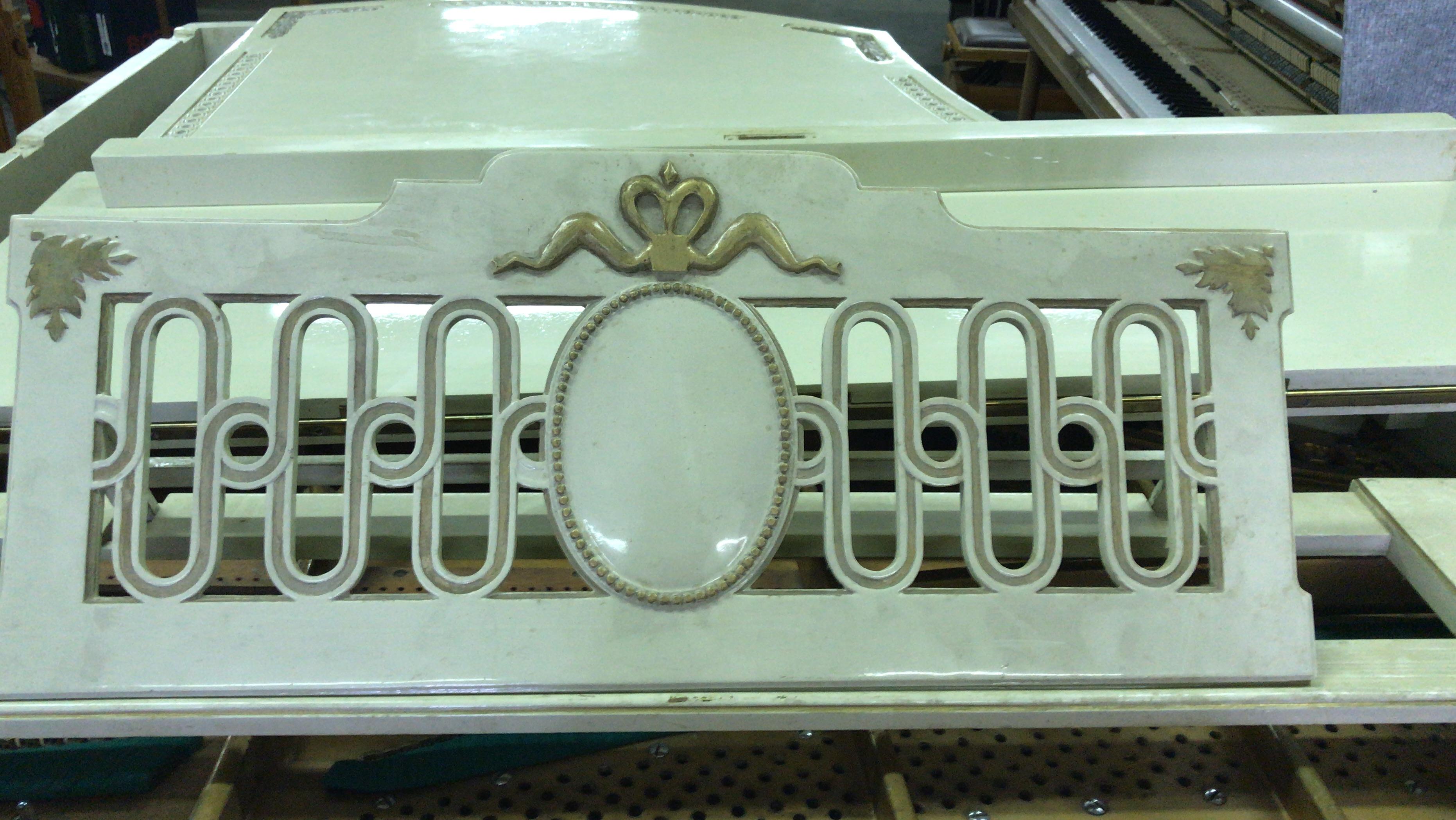 Grand Piano russe Romanov Tsar Nicholas Connection, Or blanc, Incl. Restauration Abîmé - En vente à Ettlingen, DE