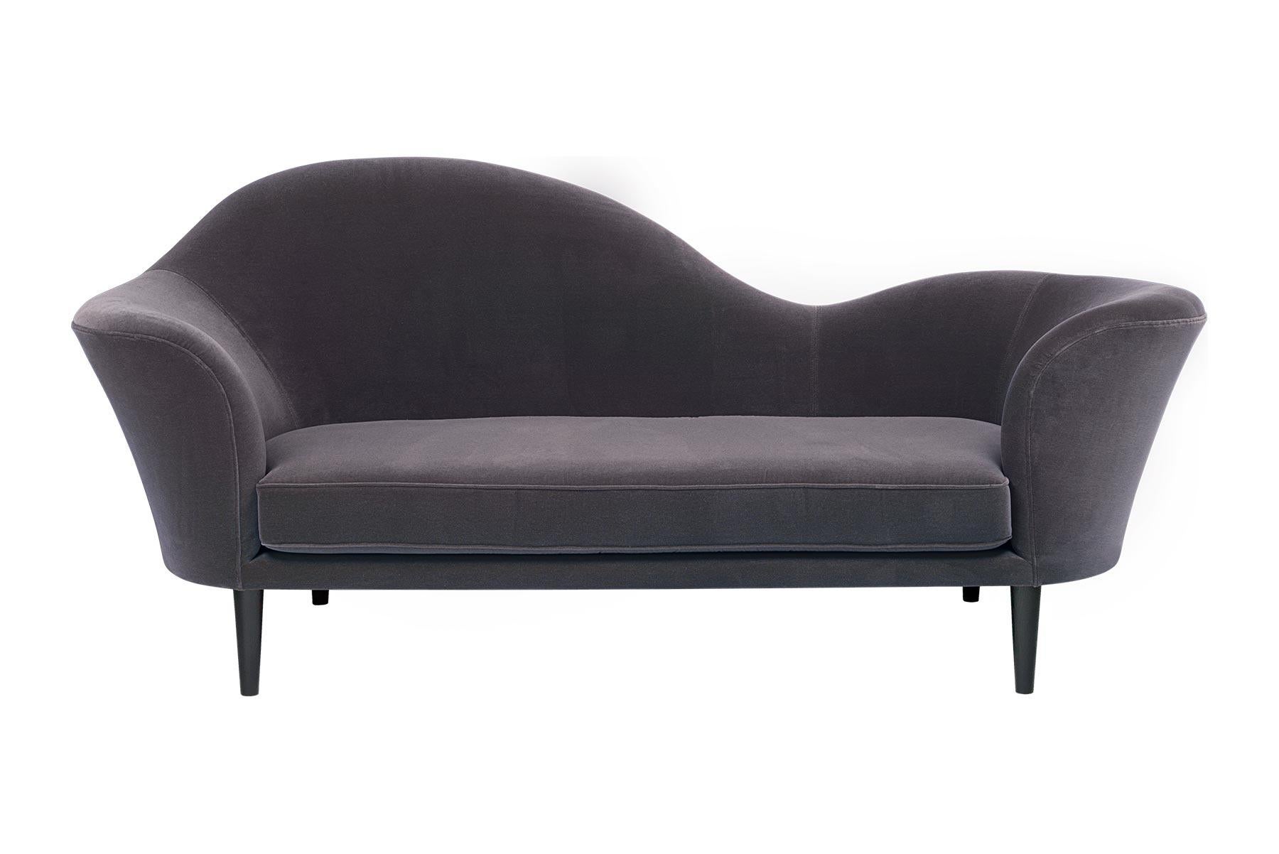 With its musical form and sculptural Silhouette, the grand piano sofa from 1984 takes both its name and inspiration from a grand piano. The unique design language reflects the designer Gubi Olsen’s true interest in classical music as well as soft,