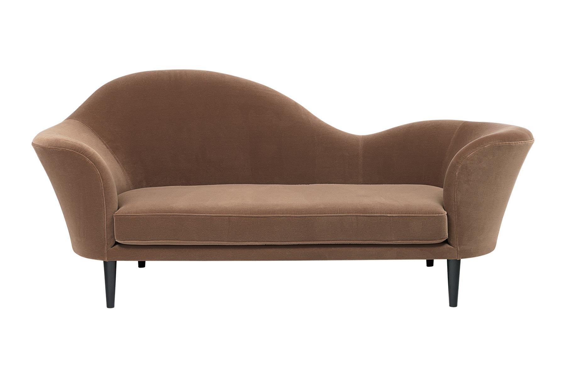 With its musical form and sculptural silhouette, the Grand Piano Sofa from 1984 takes both its name and inspiration from a grand piano. The unique design language reflects the designer Gubi Olsen’s true interest in classical music as well as soft,