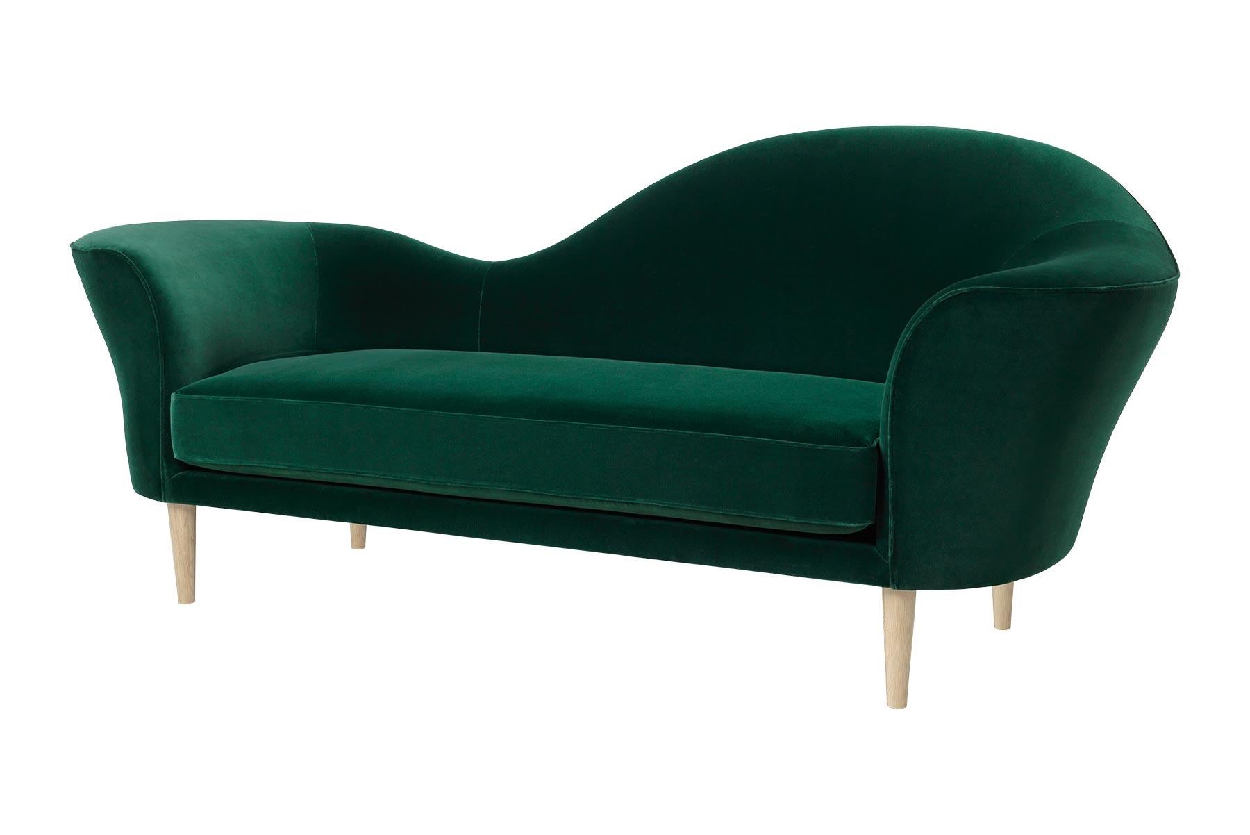 With its musical form and sculptural silhouette, the Grand Piano Sofa from 1984 takes both its name and inspiration from a grand piano. The unique design language reflects the designer Gubi Olsen’s true interest in classical music as well as soft,