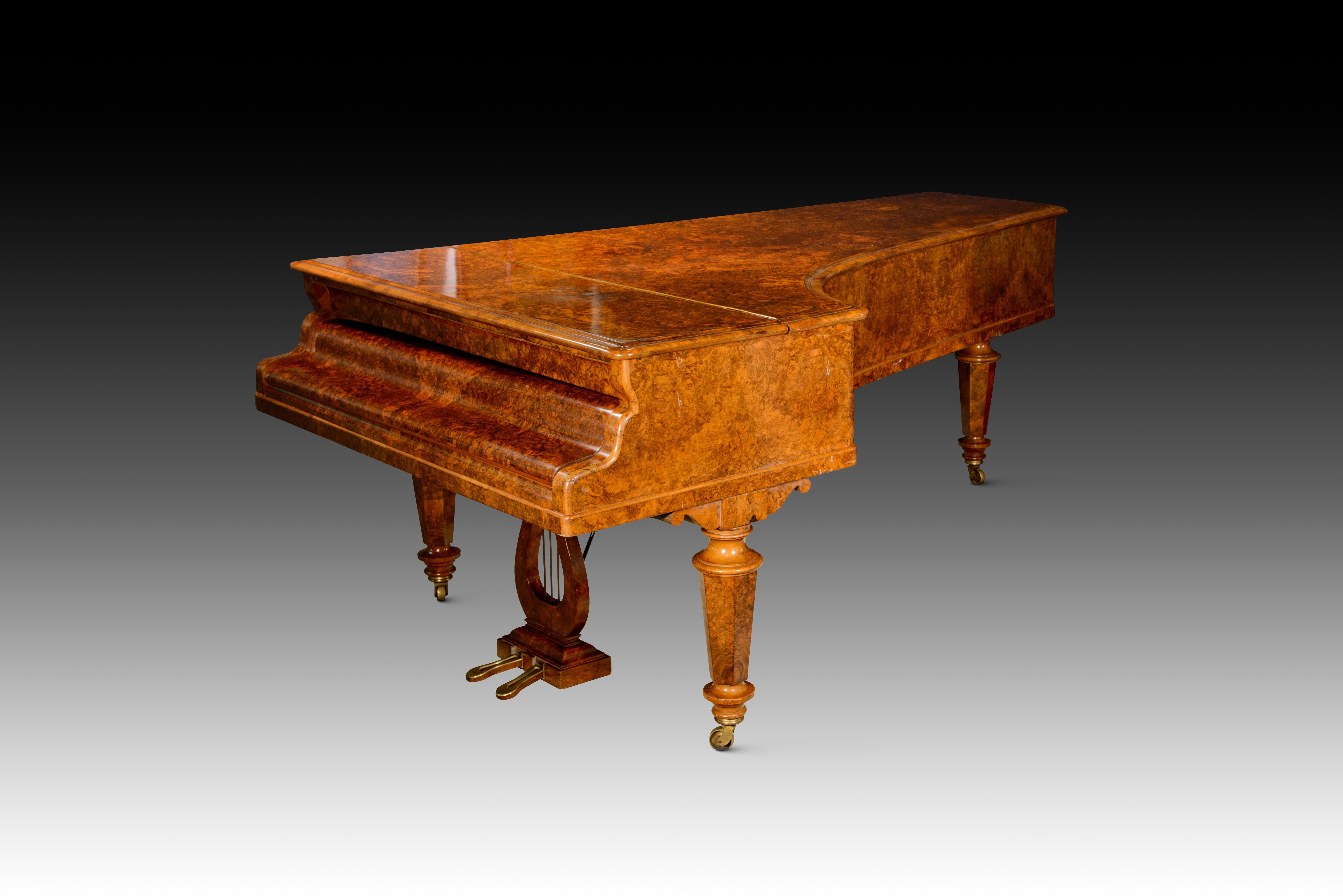  Grand piano. Walnut, metal, etc. Patent Erard London. London, England, possibly around 1870. 
Requires tuning and minor restorations. 
Grand or horizontal piano with strings and soundboard in a horizontal position, made of wood, with faceted front