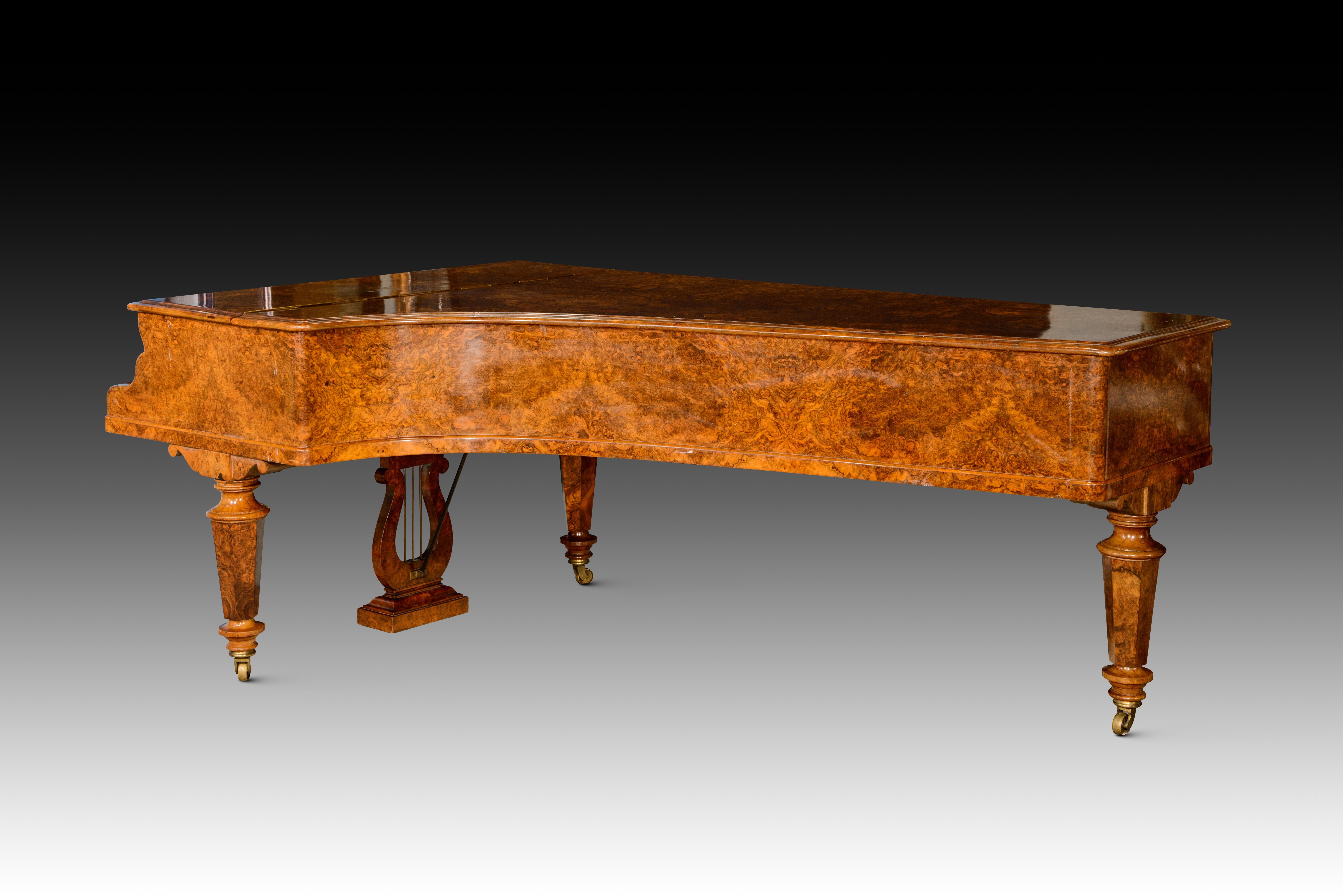 Grand piano. Walnut, metal, etc. Patent Erard London. London, England, possibly In Fair Condition For Sale In Madrid, ES