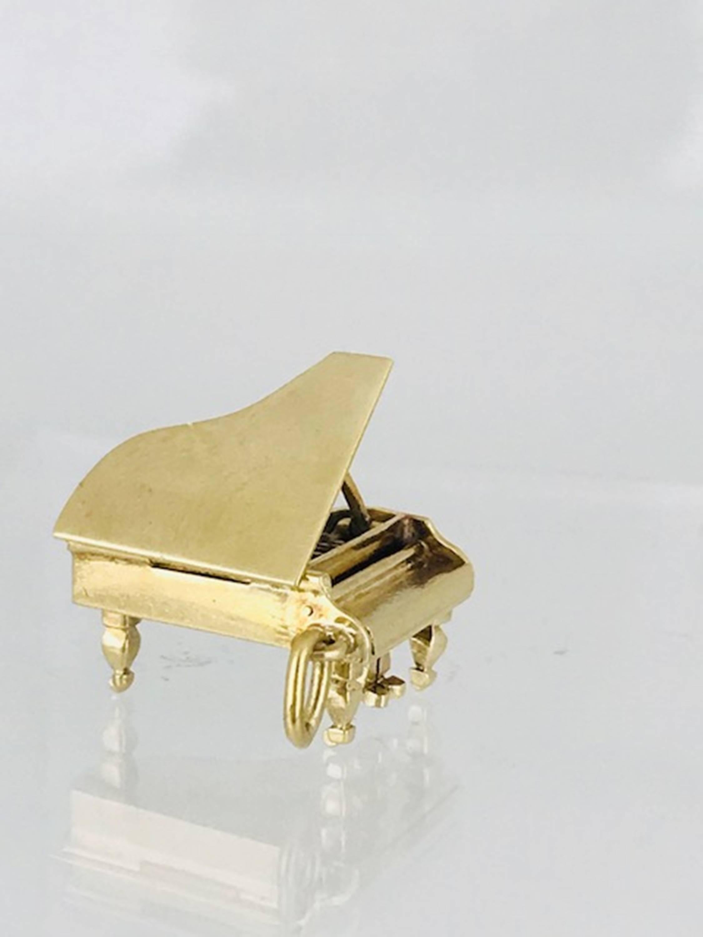 Grand Piano, Charm Handmade Movable Parts of Yellow and White Gold, circa 1950 In Excellent Condition For Sale In Aliso Viejo, CA