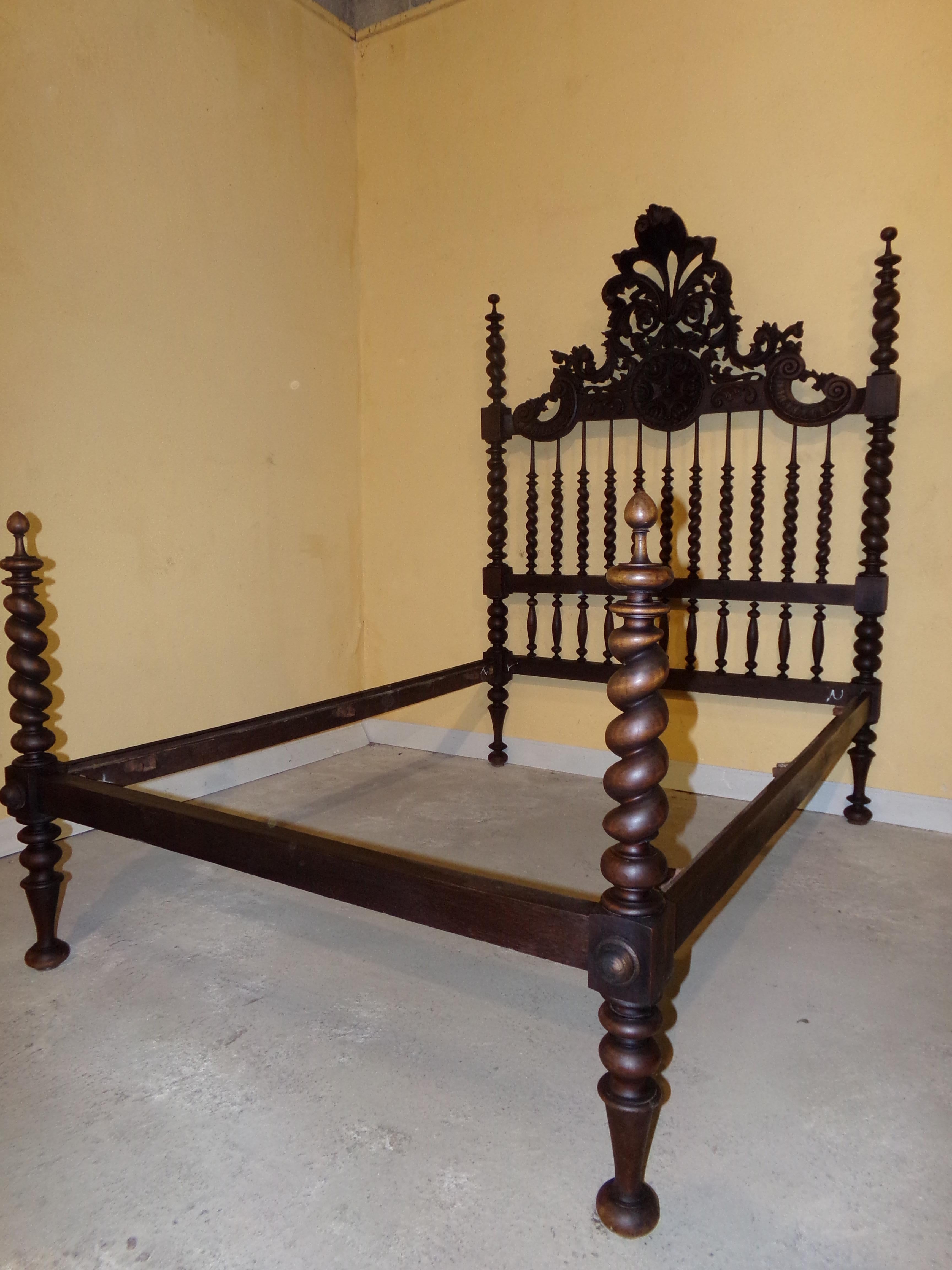 An outstanding grand Portuguese Four Poster double bed in original condition circa 1890 in solid hand-turned mahogany with a fine original patination
As European beds seldom are the same size as American ones we provide free of charge an easily