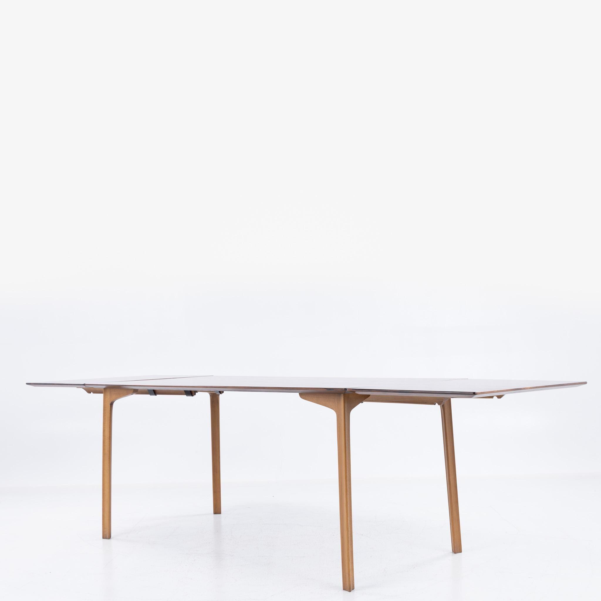 GRAN PRIX' - mesa de comedor con tablero de palisandro de Arne Jacobsen Haya en venta