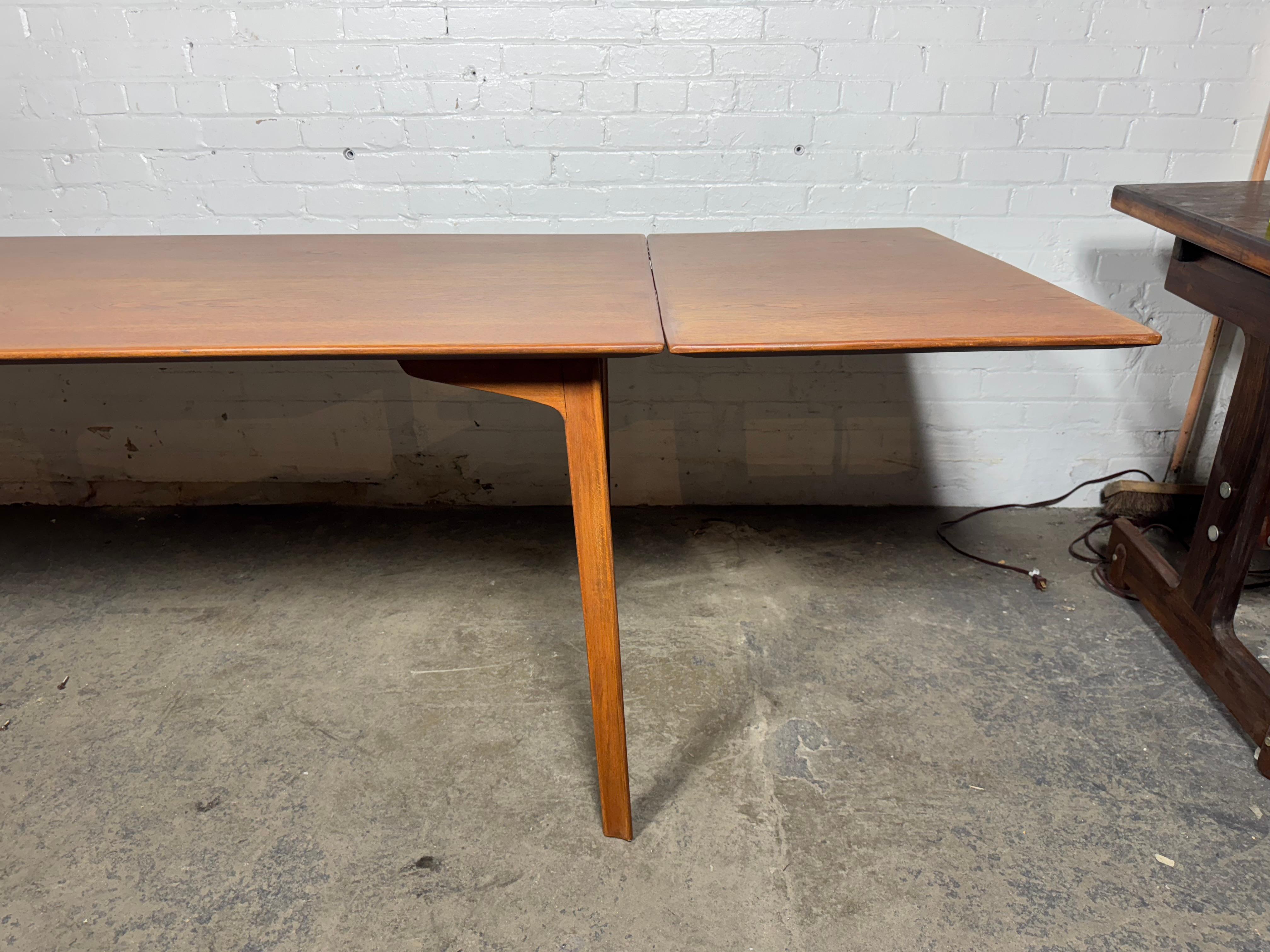 'GRAND PRIX' - Ausziehbarer Esstisch, Teak & Buche  von Arne Jacobsen (20. Jahrhundert) im Angebot