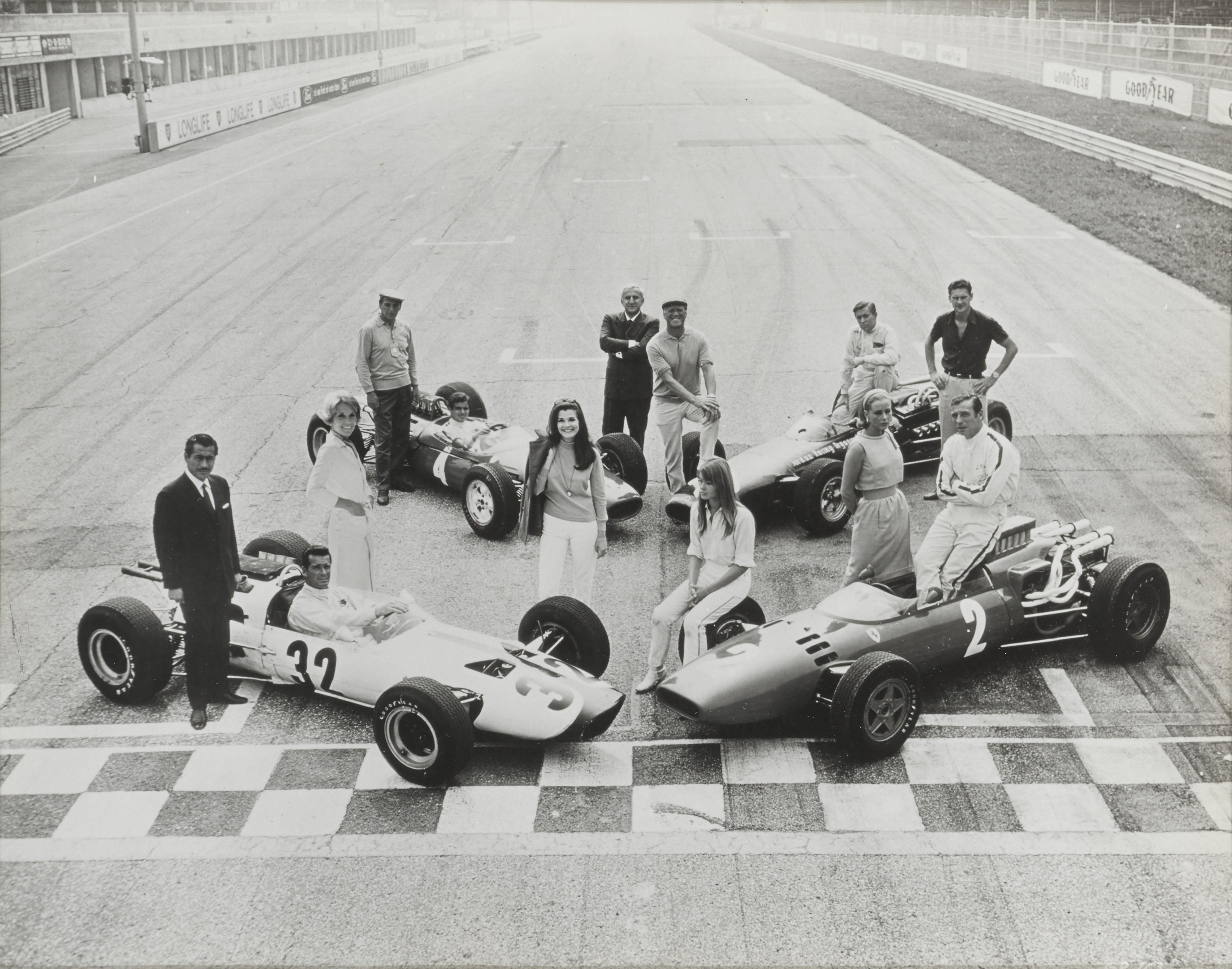 Fotogramma originale della produzione statunitense del 1966 utilizzato per promuovere questo film di finzione sulle corse automobilistiche. Il film racconta  La storia della stagione di Formula 1 del 1966 attraverso gli occhi di quattro piloti di