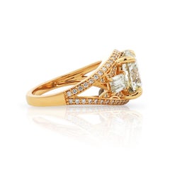 Gran Anillo Radiante de Tres Piedras con Diamante Central de 5,14 ctw