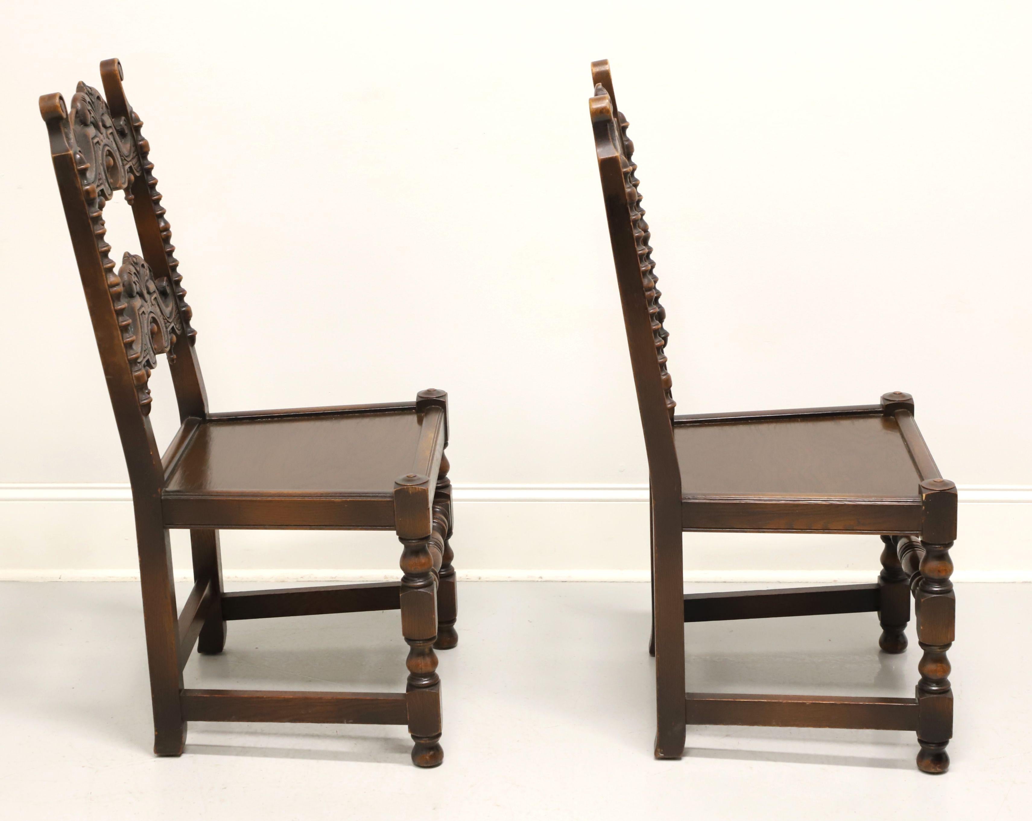 Américain GRAND RAPIDS BOOKCASE & Chair Co Chaises de salle à manger néo-gothique en chêne - Paire A en vente