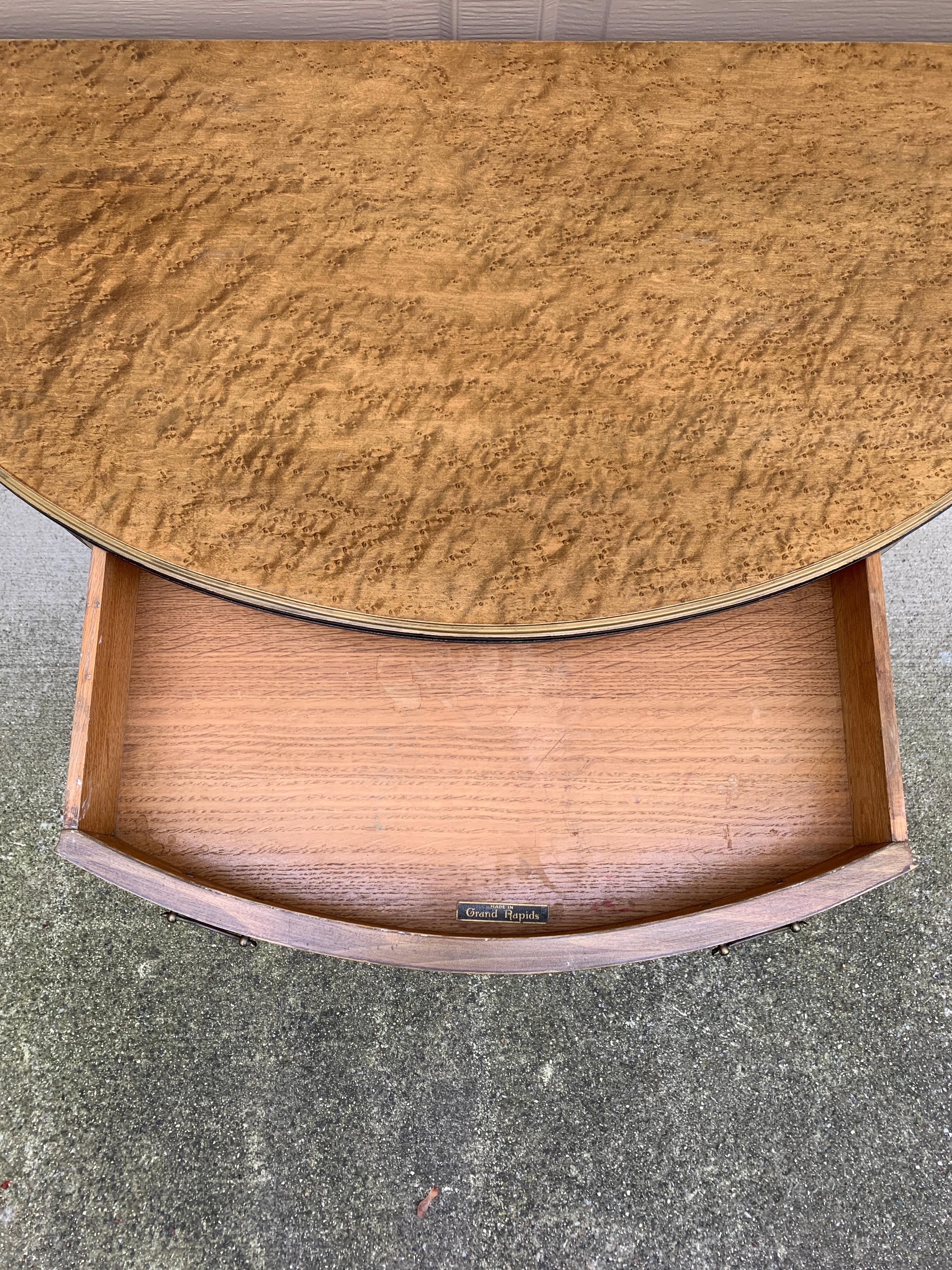 Grand Rapids Imperial Furniture Regency Vogelaugenahorn Demilune Konsolentisch im Angebot 6