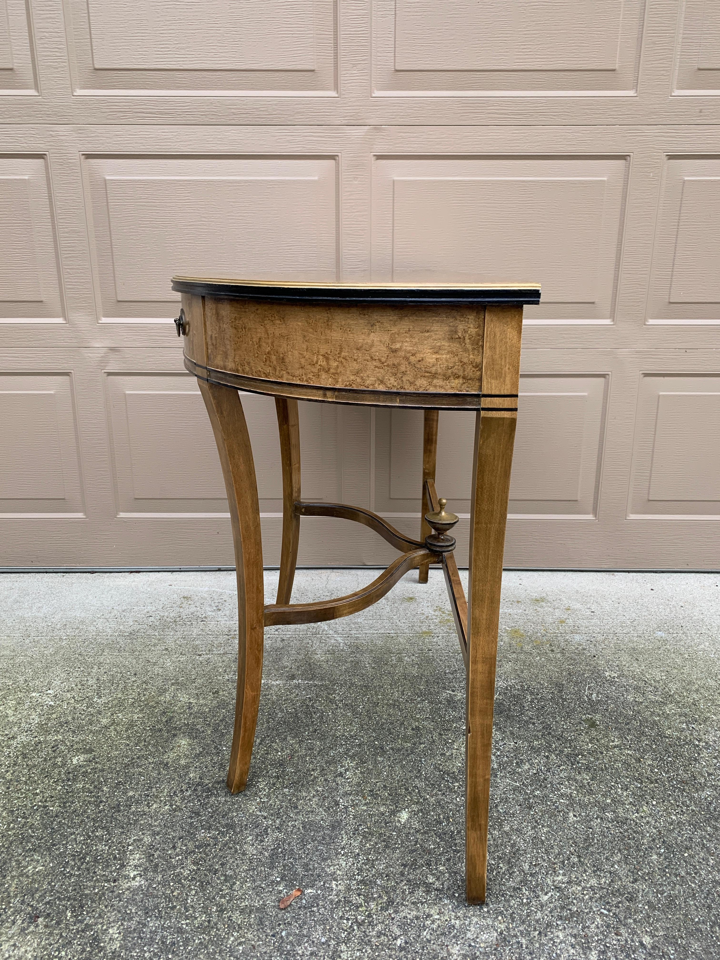Grand Rapids Imperial Furniture Regency Vogelaugenahorn Demilune Konsolentisch im Angebot 8