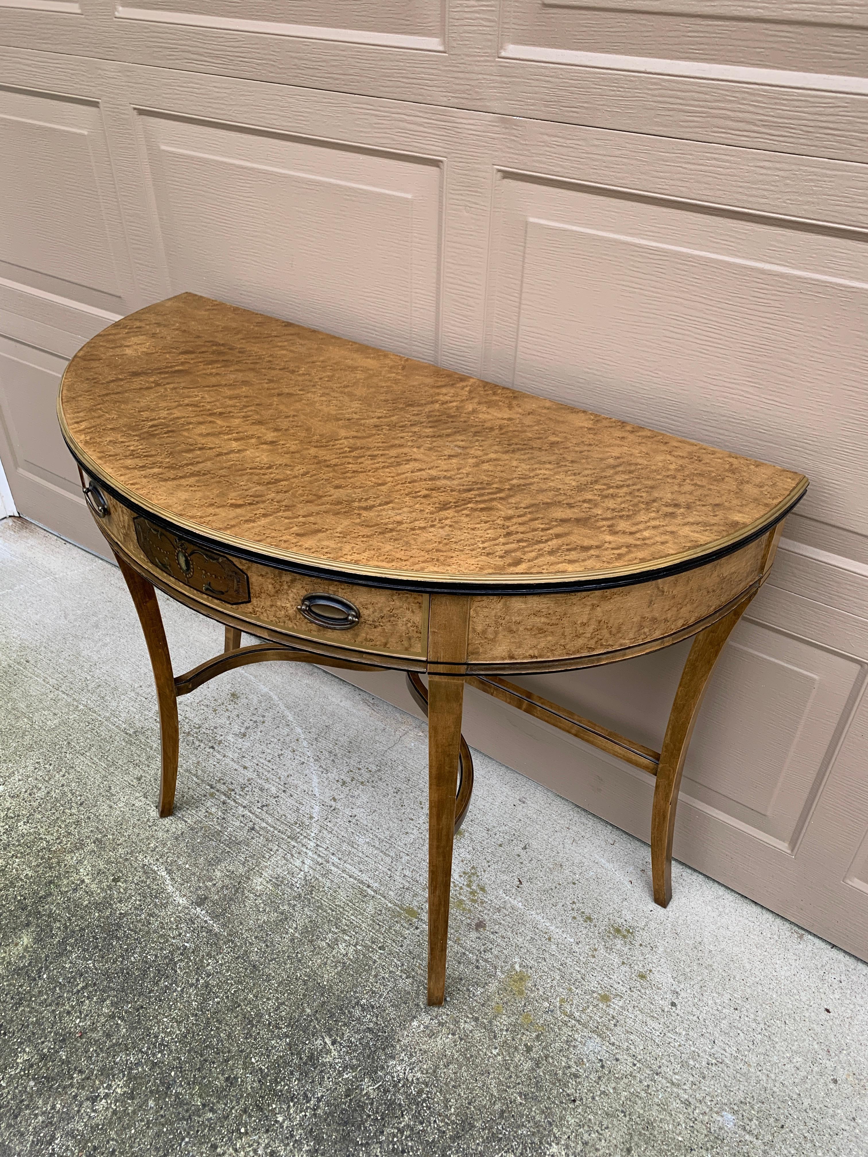 Grand Rapids Imperial Furniture Regency Vogelaugenahorn Demilune Konsolentisch im Zustand „Gut“ im Angebot in Elkhart, IN