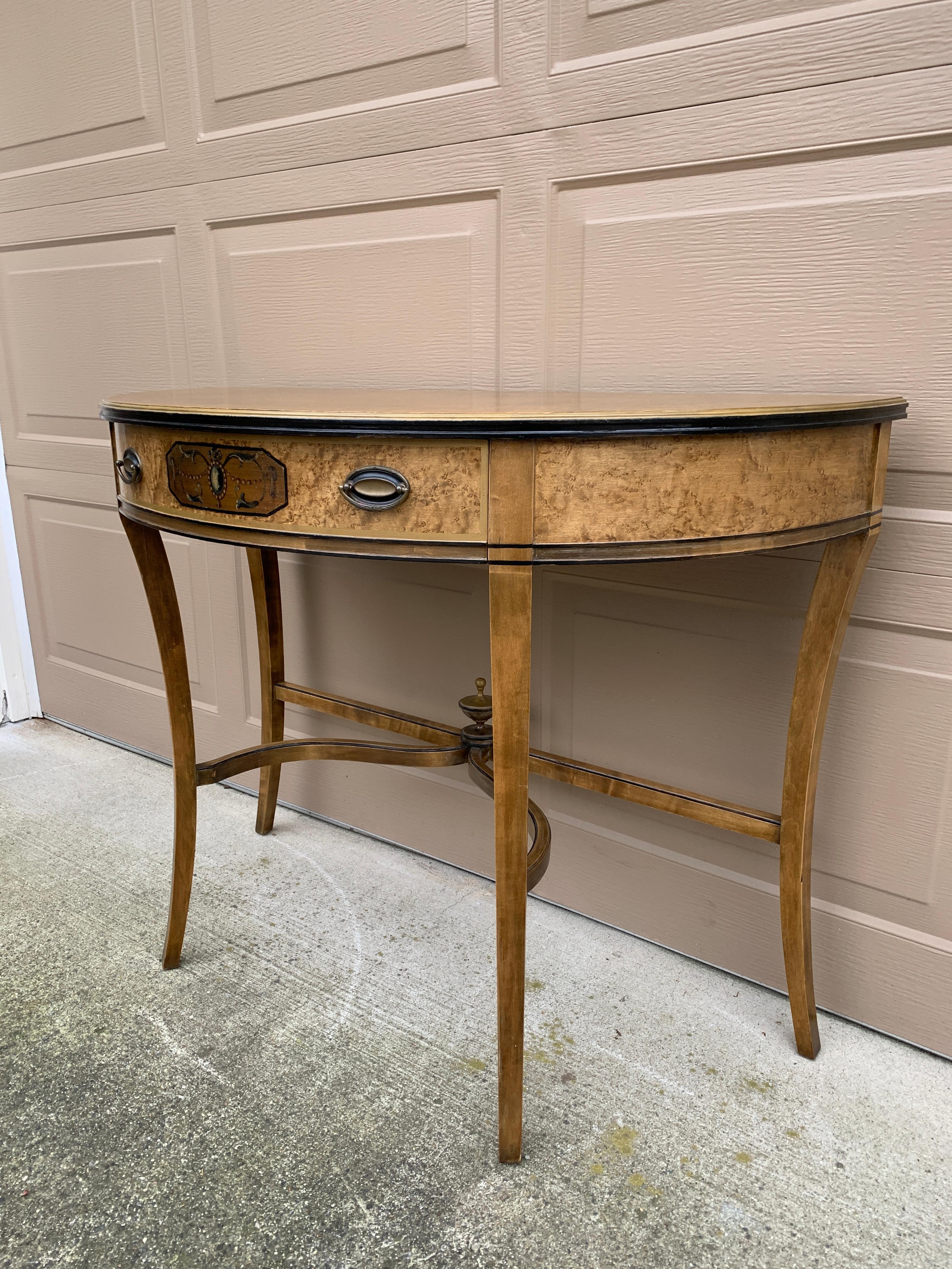 Grand Rapids Imperial Furniture Regency Vogelaugenahorn Demilune Konsolentisch (Mitte des 20. Jahrhunderts) im Angebot