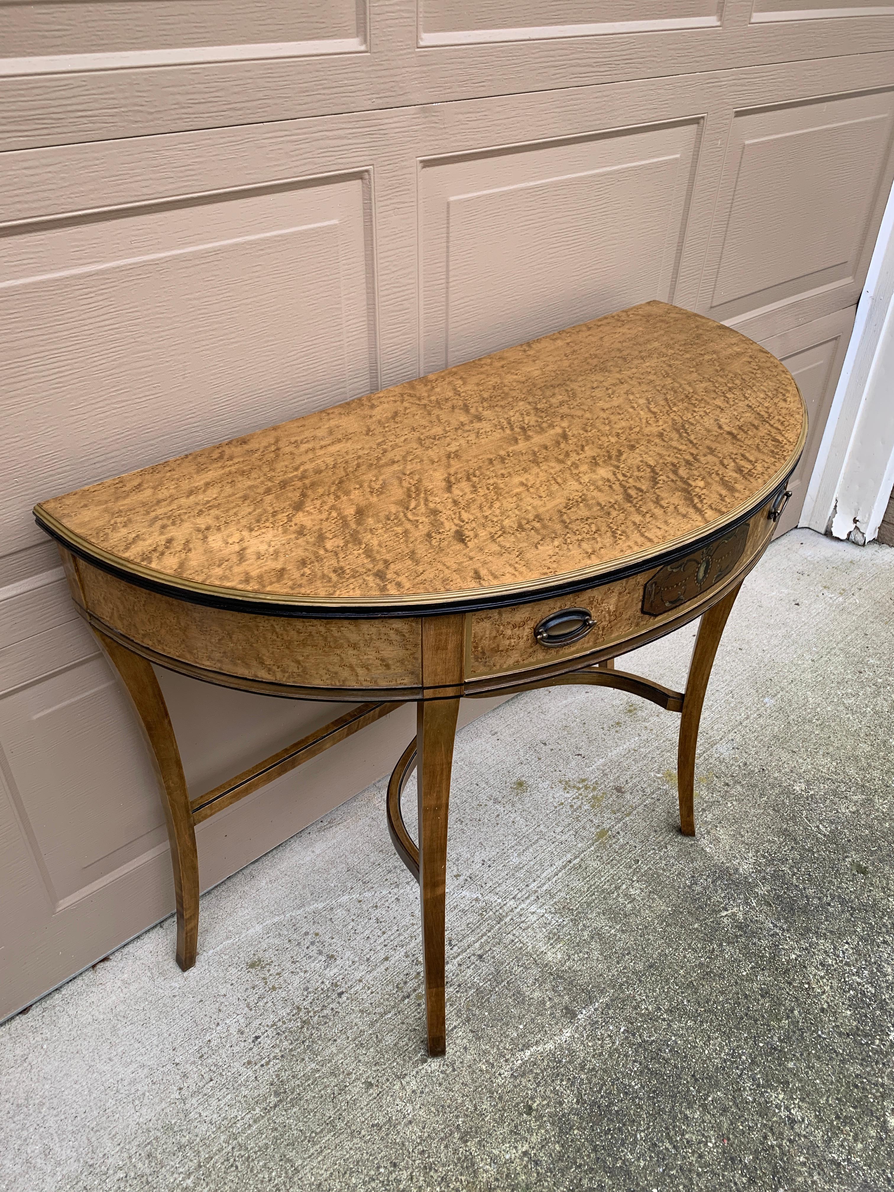 Grand Rapids Imperial Furniture Regency Vogelaugenahorn Demilune Konsolentisch (Farbe) im Angebot