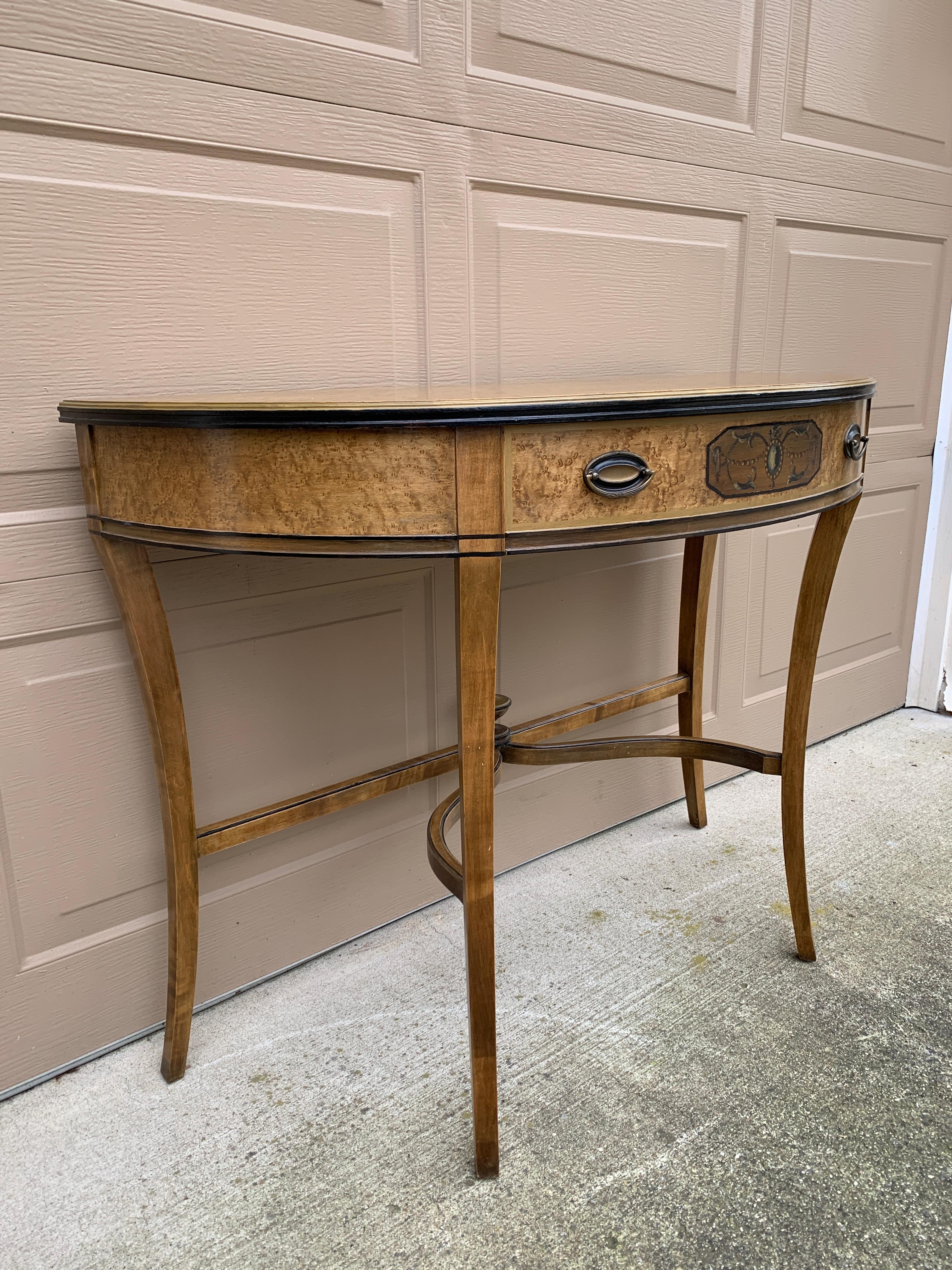 Grand Rapids Imperial Furniture Regency Vogelaugenahorn Demilune Konsolentisch im Angebot 1