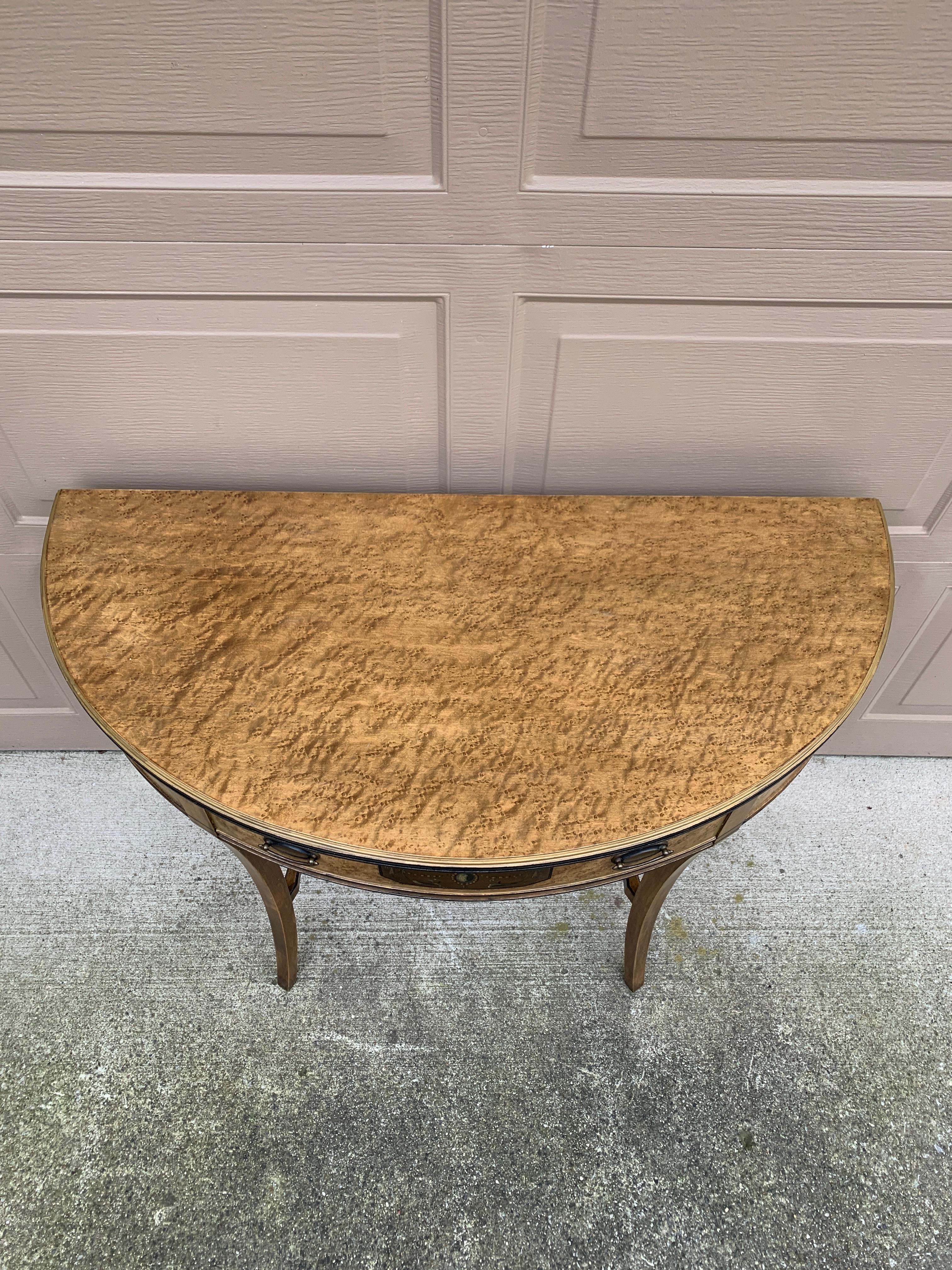 Grand Rapids Imperial Furniture Regency Vogelaugenahorn Demilune Konsolentisch im Angebot 2