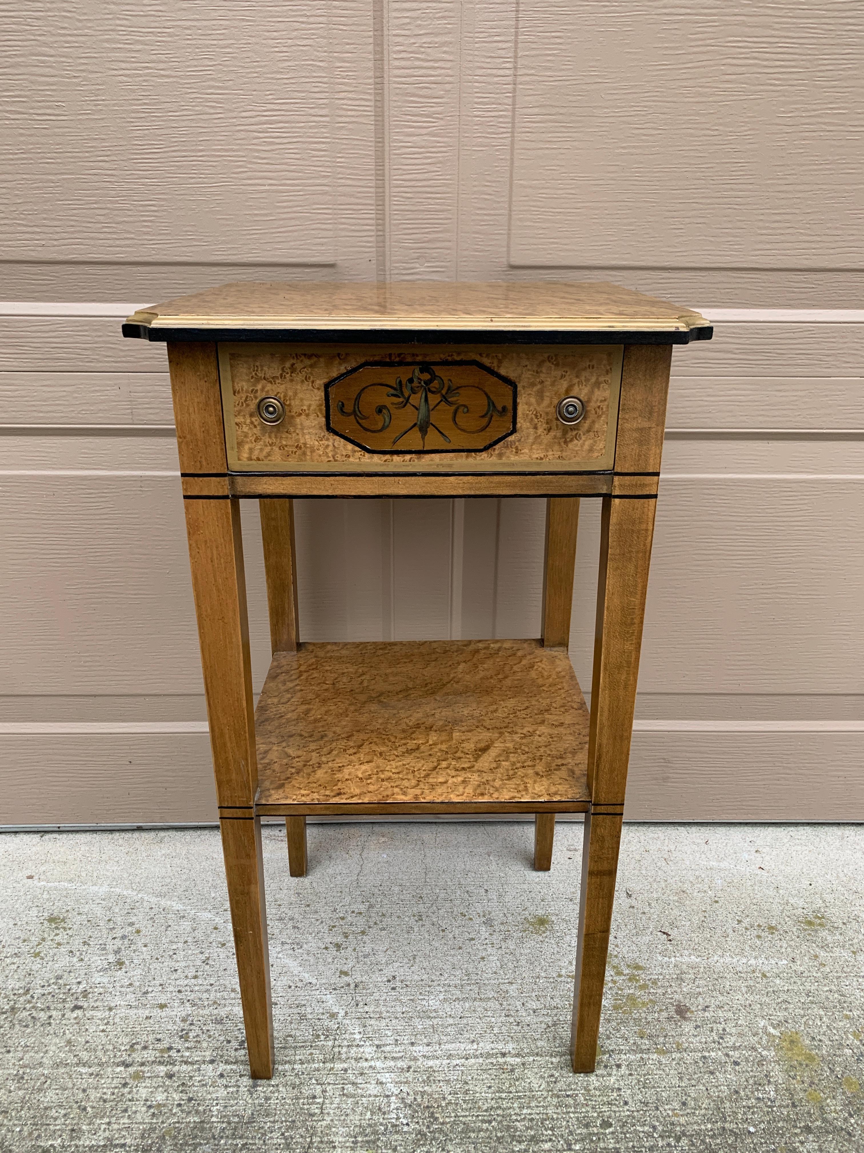 Americano Imperial Furniture Regency Bird's Eye Maple Comodino Tavolino, Grand Rapids in vendita