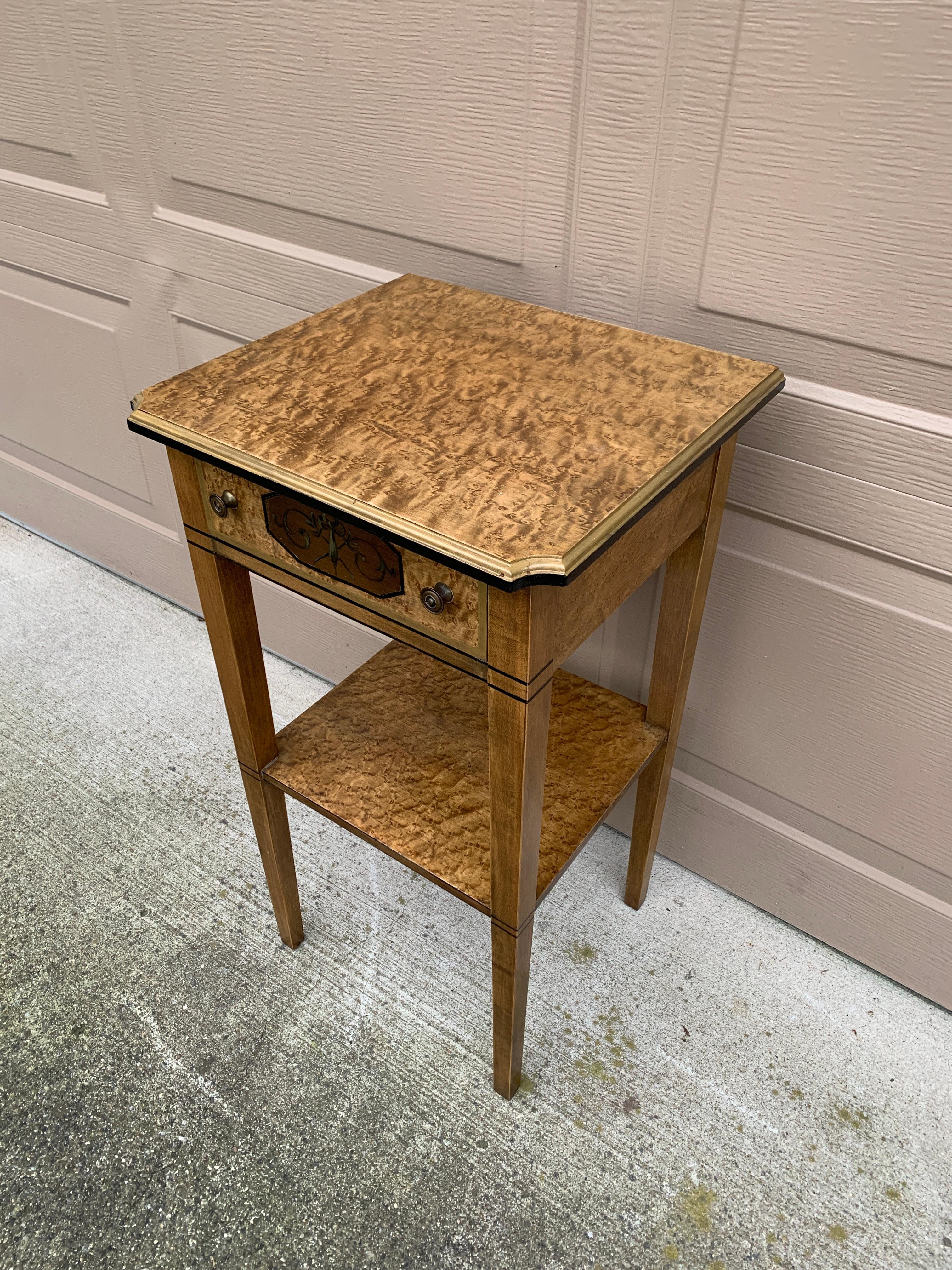 Imperial Furniture Regency Bird's Eye Maple Comodino Tavolino, Grand Rapids In condizioni buone in vendita a Elkhart, IN