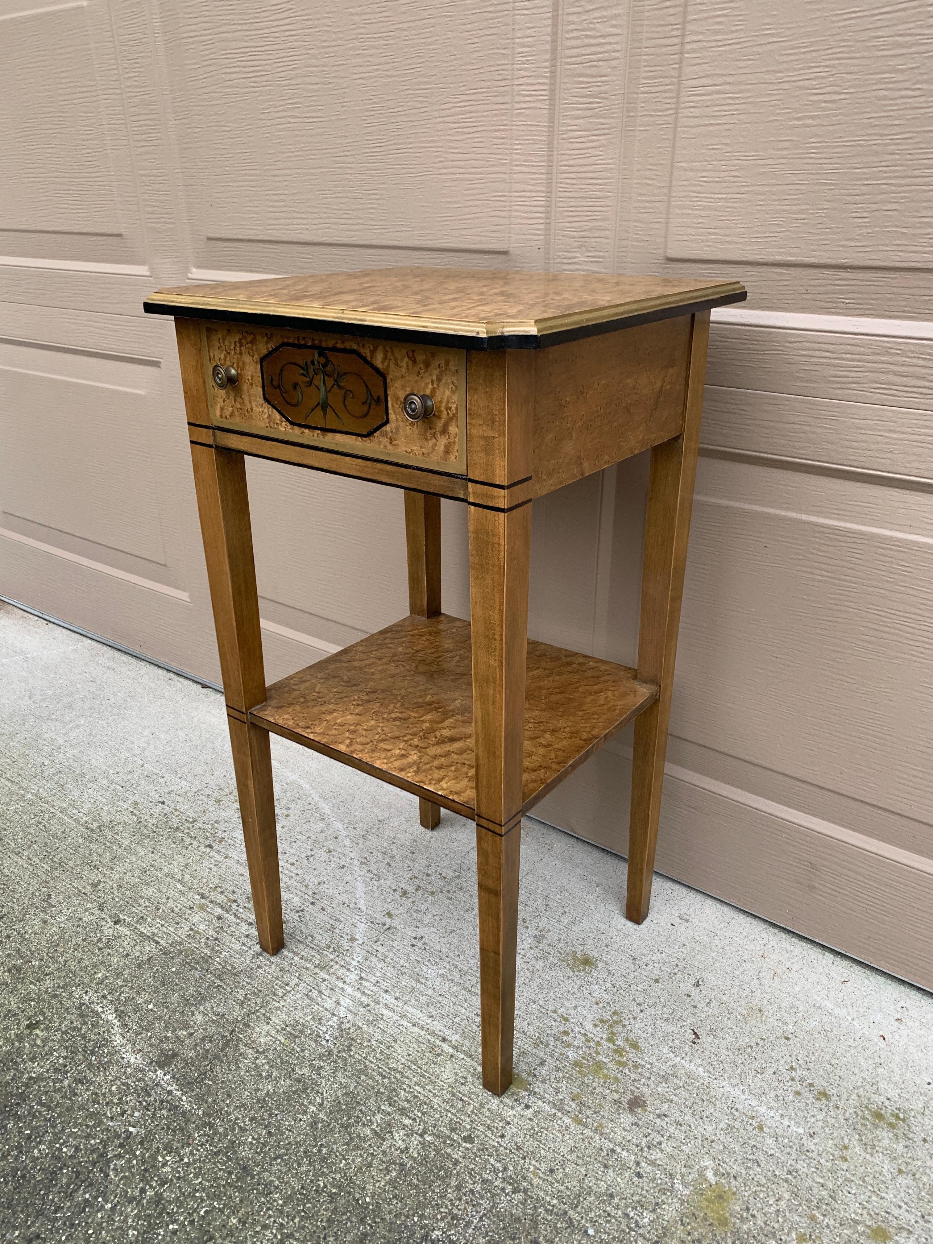 Metà XX secolo Imperial Furniture Regency Bird's Eye Maple Comodino Tavolino, Grand Rapids in vendita