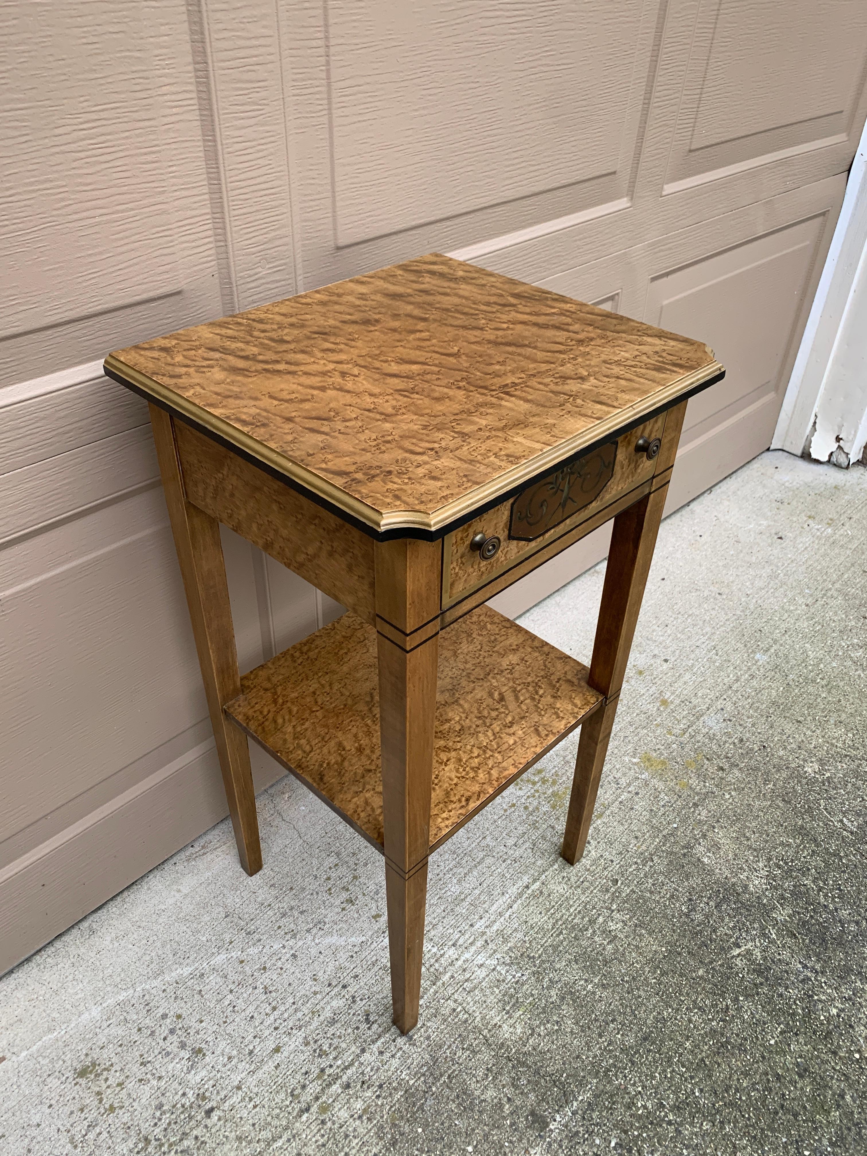 Acero Birdseye Imperial Furniture Regency Bird's Eye Maple Comodino Tavolino, Grand Rapids in vendita