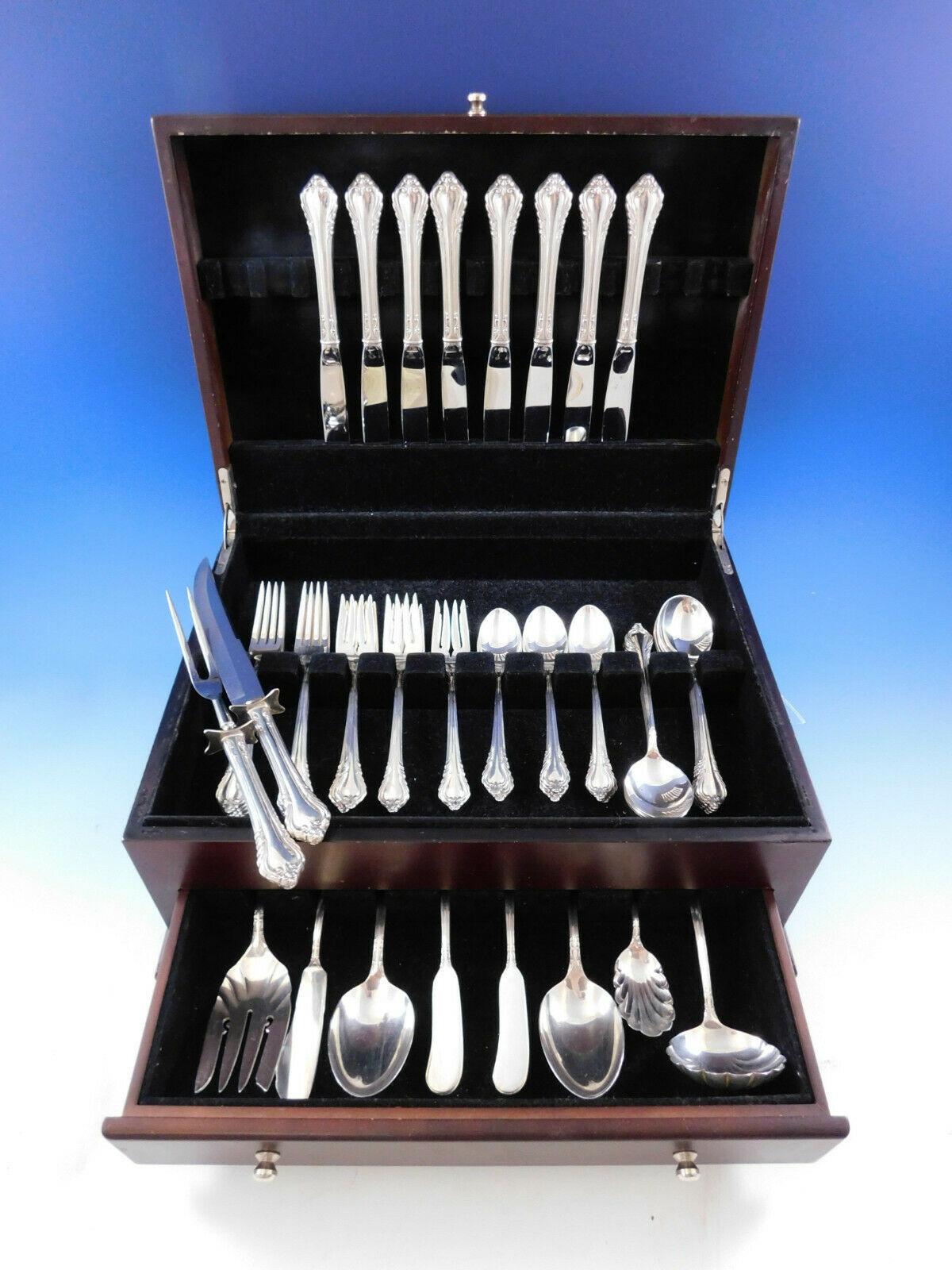 Grand souvenir-tradition by International service de couverts en argent sterling - 56 pièces. Cet ensemble comprend :

8 couteaux, 9 1/4
8 fourchettes, 7 1/8