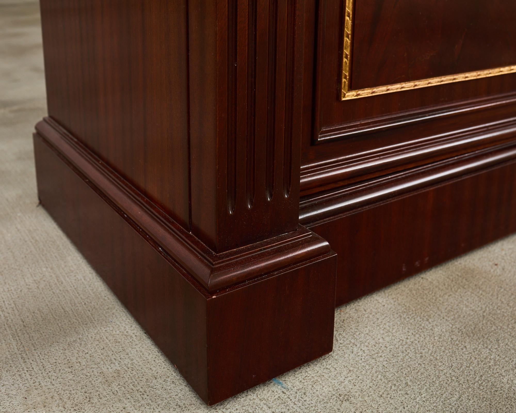 Libreria in mogano con montatura in bronzo in stile Grand Regency in vendita 3