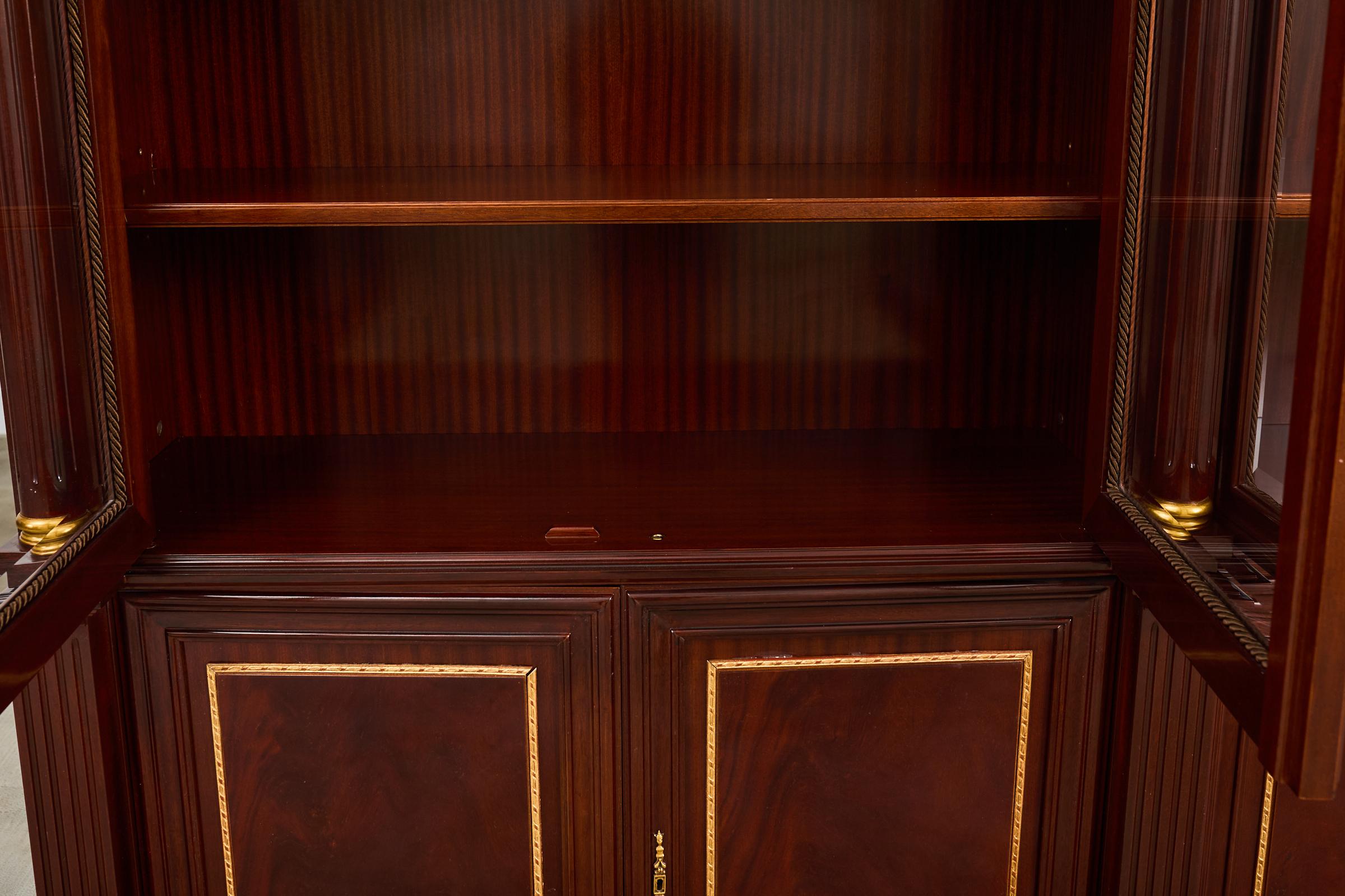 Libreria in mogano con montatura in bronzo in stile Grand Regency in vendita 5
