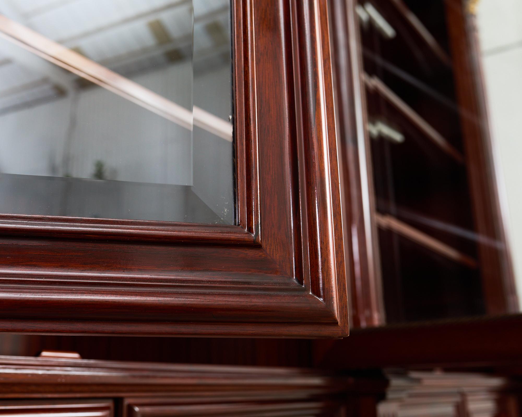 Libreria in mogano con montatura in bronzo in stile Grand Regency in vendita 8
