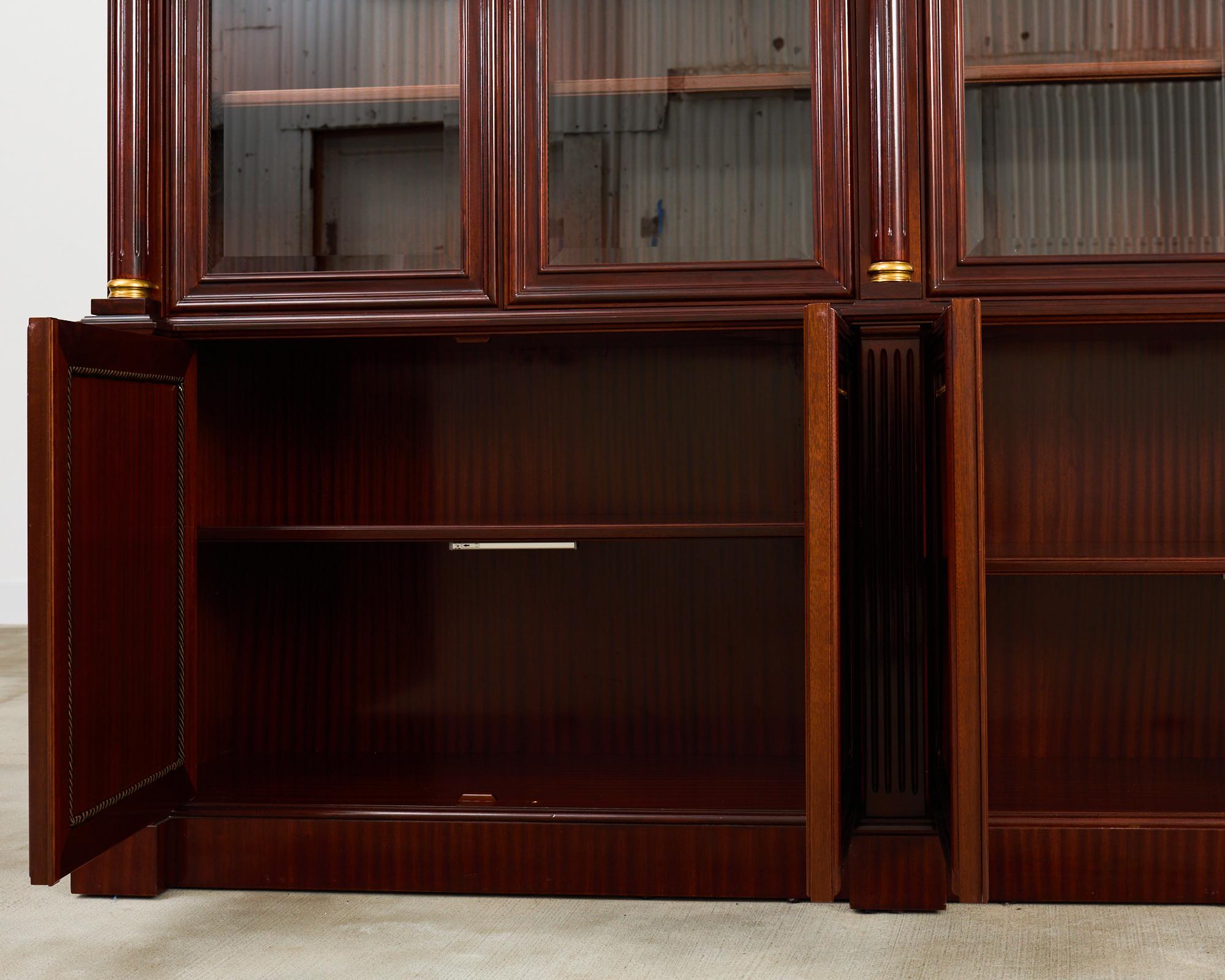 Libreria in mogano con montatura in bronzo in stile Grand Regency in vendita 9