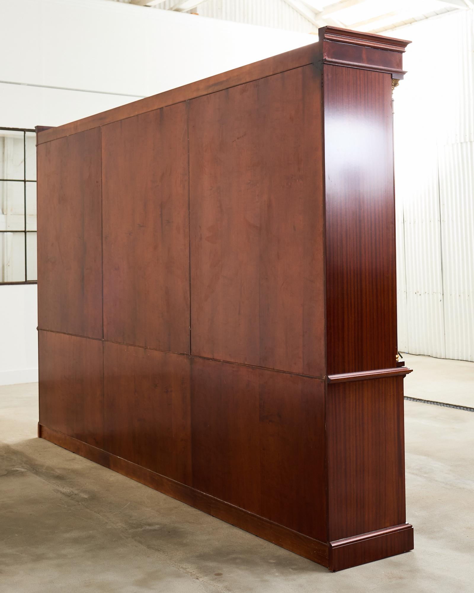 Libreria in mogano con montatura in bronzo in stile Grand Regency in vendita 11