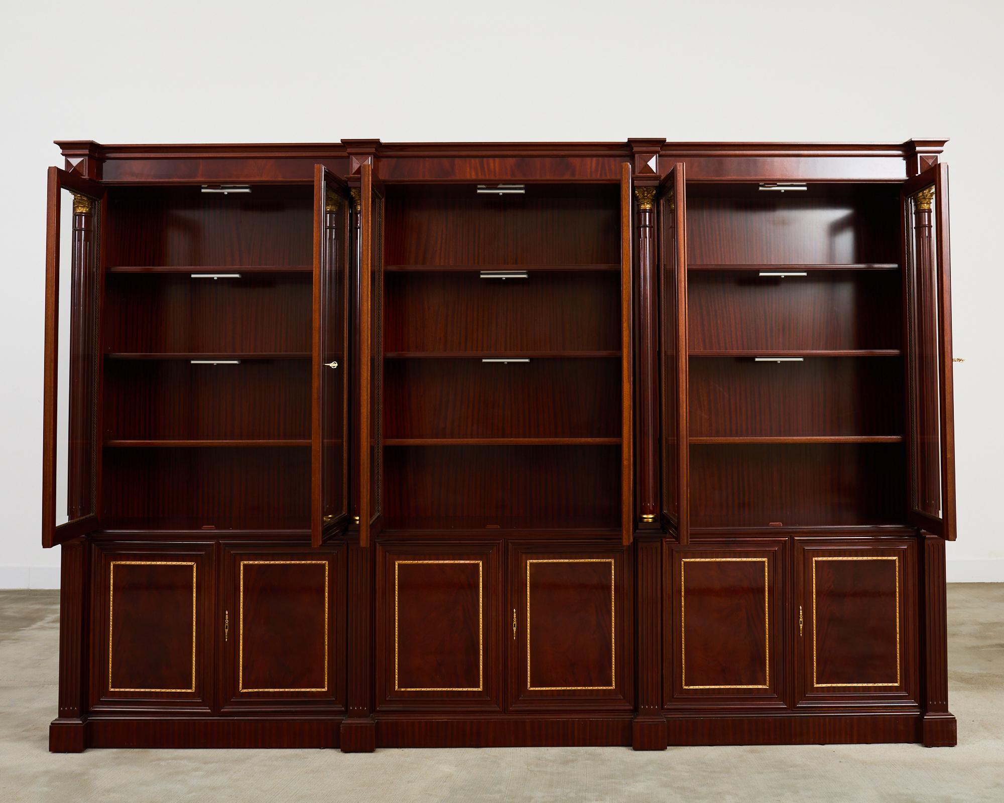 Americano Libreria in mogano con montatura in bronzo in stile Grand Regency in vendita