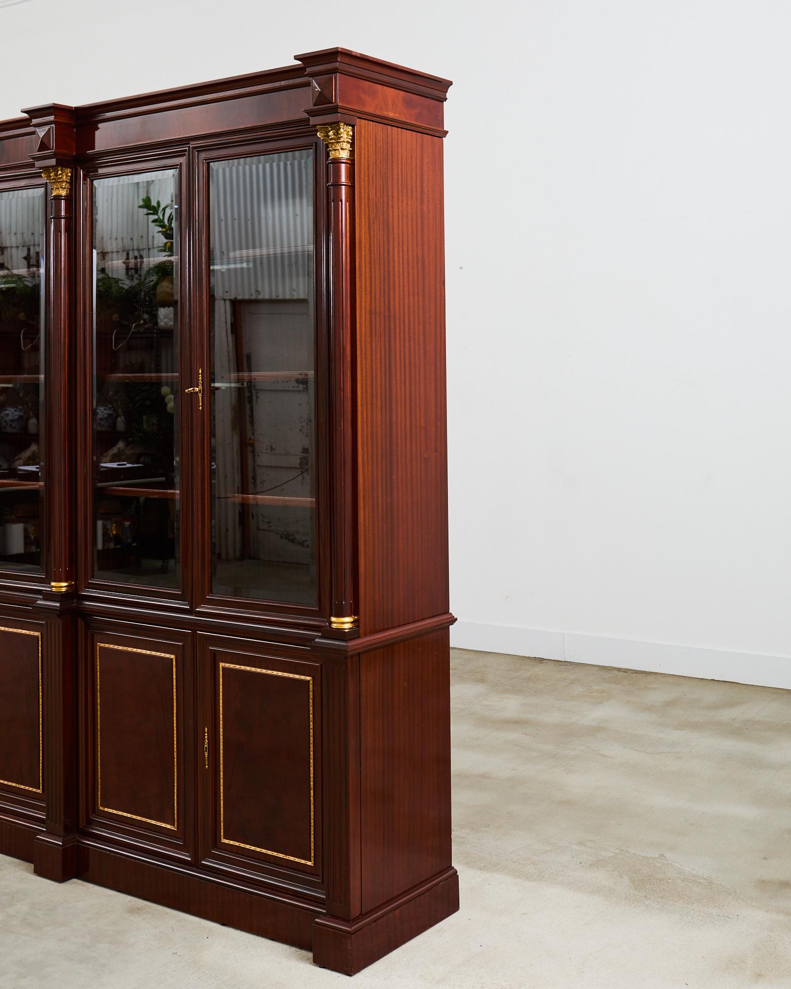 Fatto a mano Libreria in mogano con montatura in bronzo in stile Grand Regency in vendita