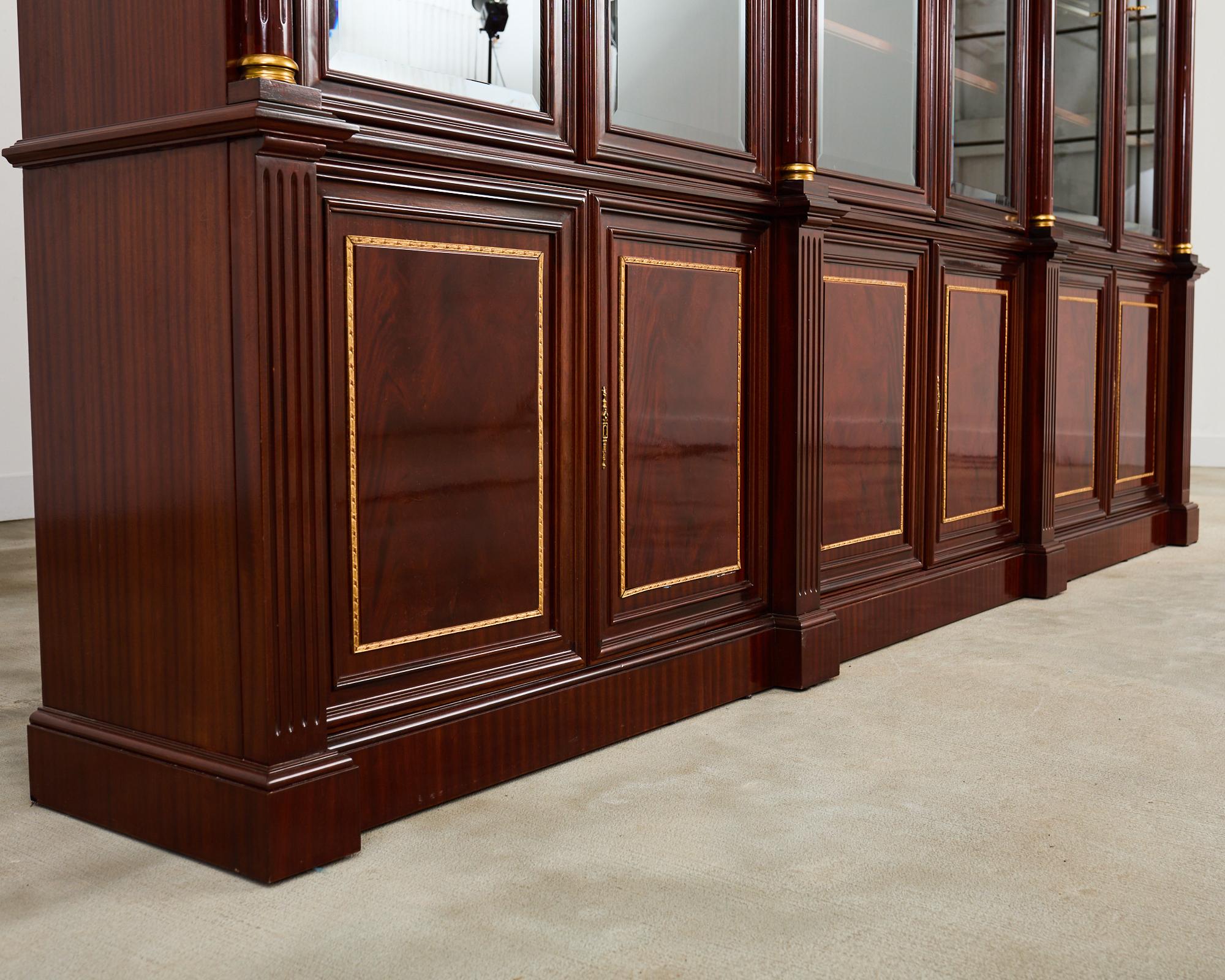 XX secolo Libreria in mogano con montatura in bronzo in stile Grand Regency in vendita