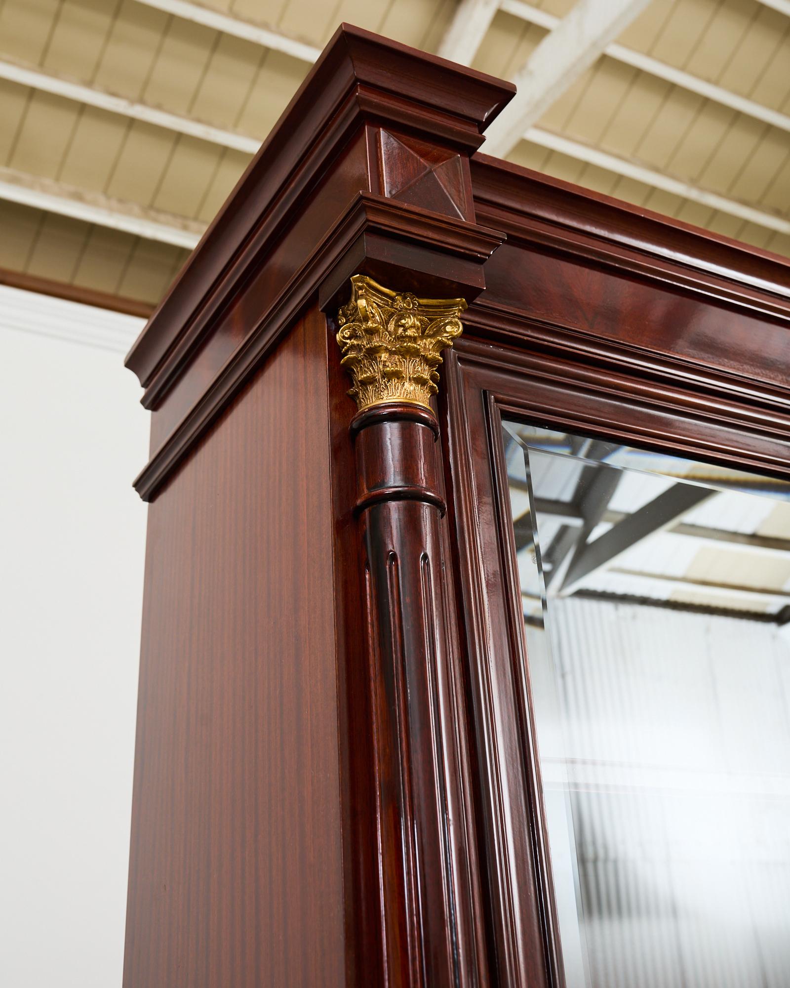 Bronzo Libreria in mogano con montatura in bronzo in stile Grand Regency in vendita