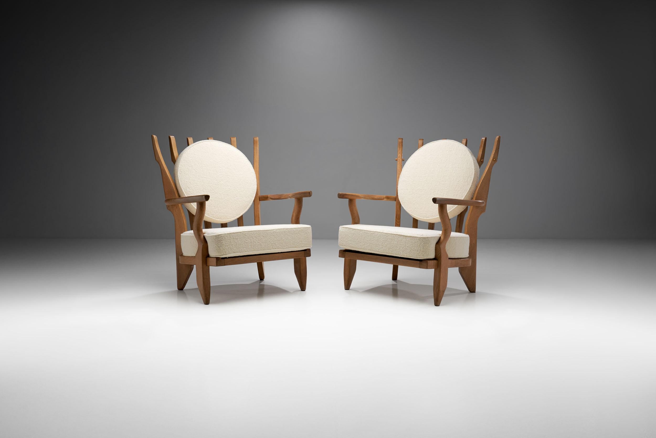 These oaken “Grand Repos” chairs deserve their title of iconic. Both in terms of quality and design, this model represents why Votre Maison, the French duo’s company influenced French design history.

These chairs are known in French as