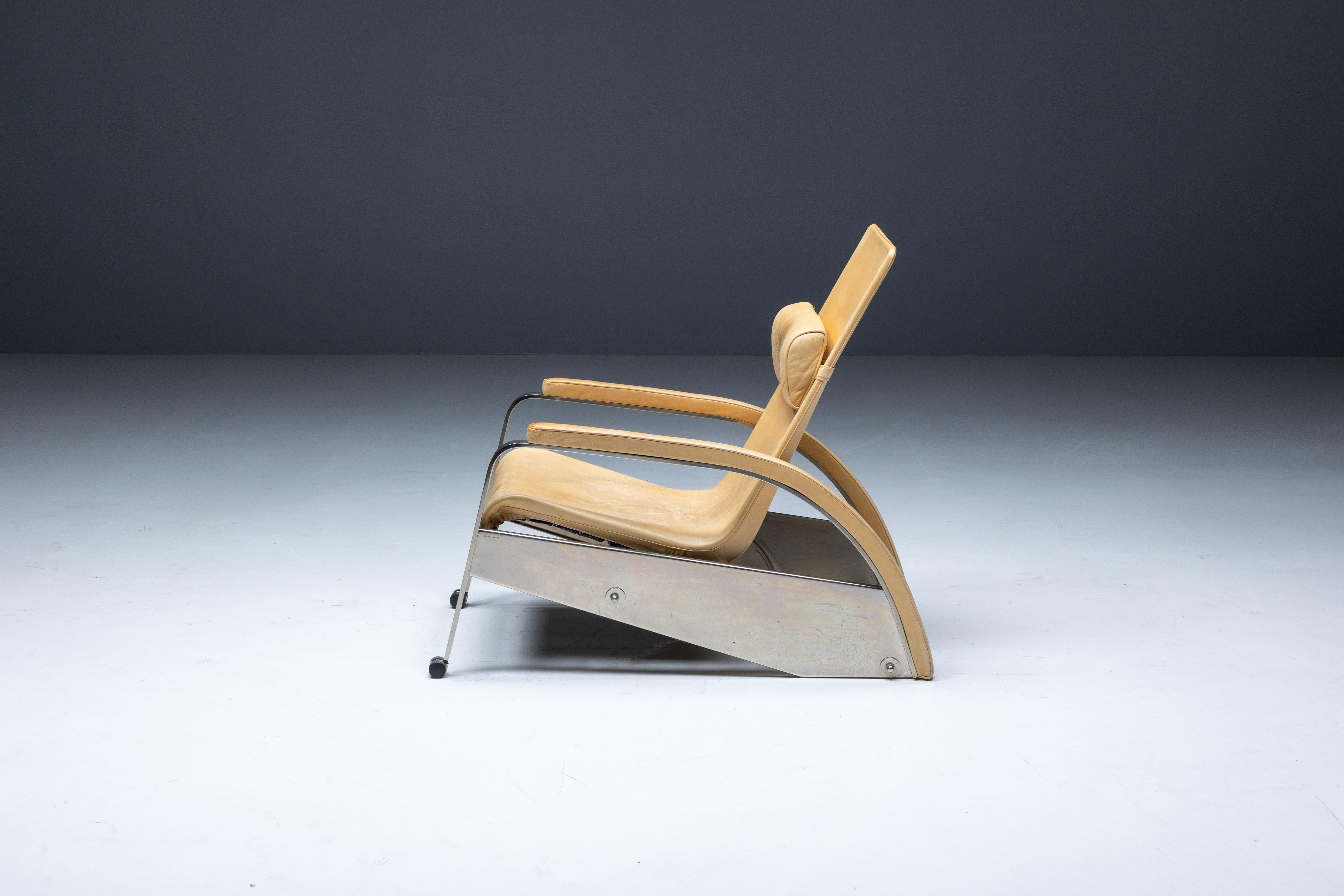 Grand Repos D80 Lounge Chair von Jean Prouvé, ein zeitloses Möbelstück, das die Essenz des Modernismus und des Industriedesigns verkörpert. Dieser ikonische Stuhl wurde zwischen 1928 und 1930 entworfen und ist ein Beispiel für Prouvés Meisterschaft
