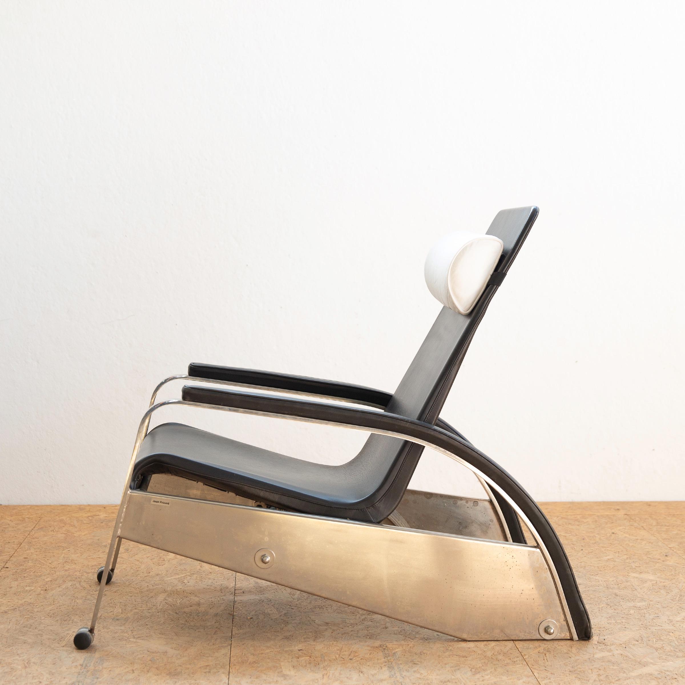 Adjustable lounge chair with stainless steel frame, black leather upholstered sprung seat, black armrests, white head rest. Structure mounted on castors. Manufactured by Tecta, Germany between 1983 and 1989.
This chair has been produced in very