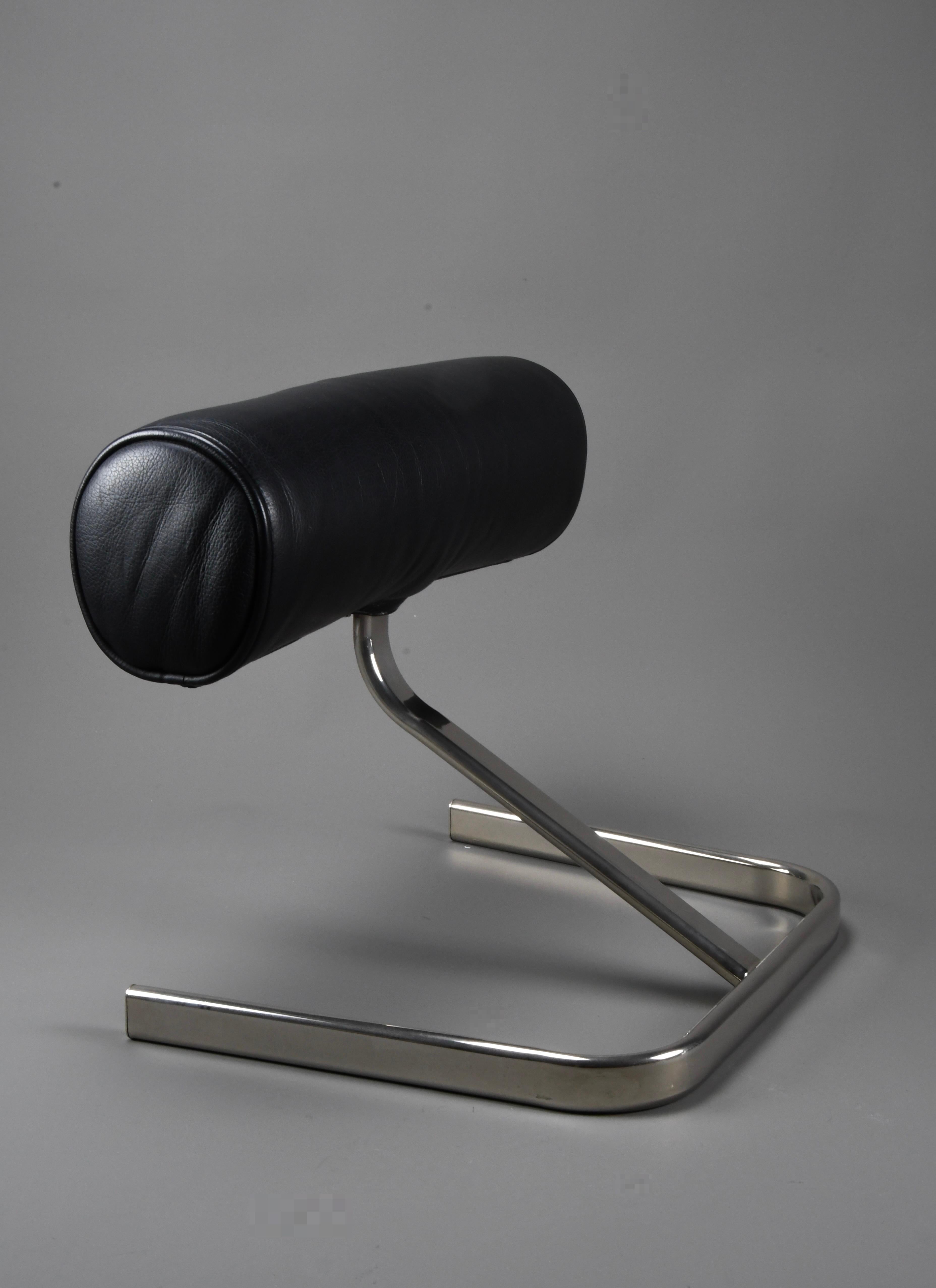 1980er Grand Repos Reclining Lounge Chair von Jean Prouvé - mit Original-Ottomane in hervorragendem Zustand

Tauchen Sie ein in die Welt des zeitlosen Modernismus mit dieser seltenen Ausgabe des Grand Repos Lounge Chair des legendären französischen